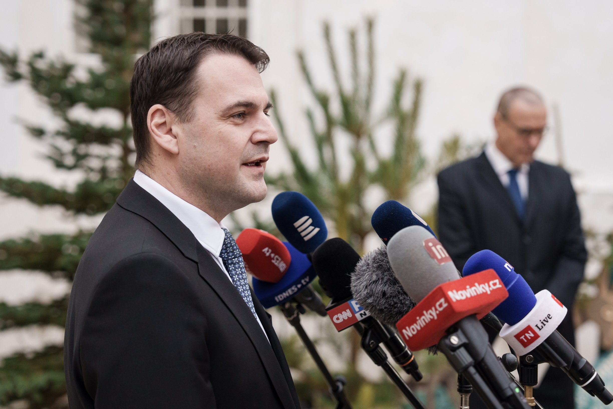 Macinka mění pravidla pro ruské diplomaty. Slibované zpřísnění ale už osm měsíců odkládá