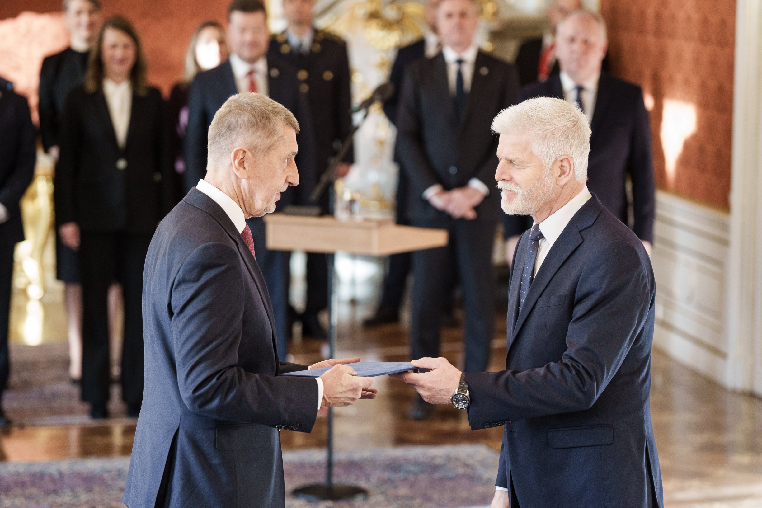 Rozkol mezi vládou a Hradem: Kdo živí spor a jaký boj se vede kolem Pavlova veta?