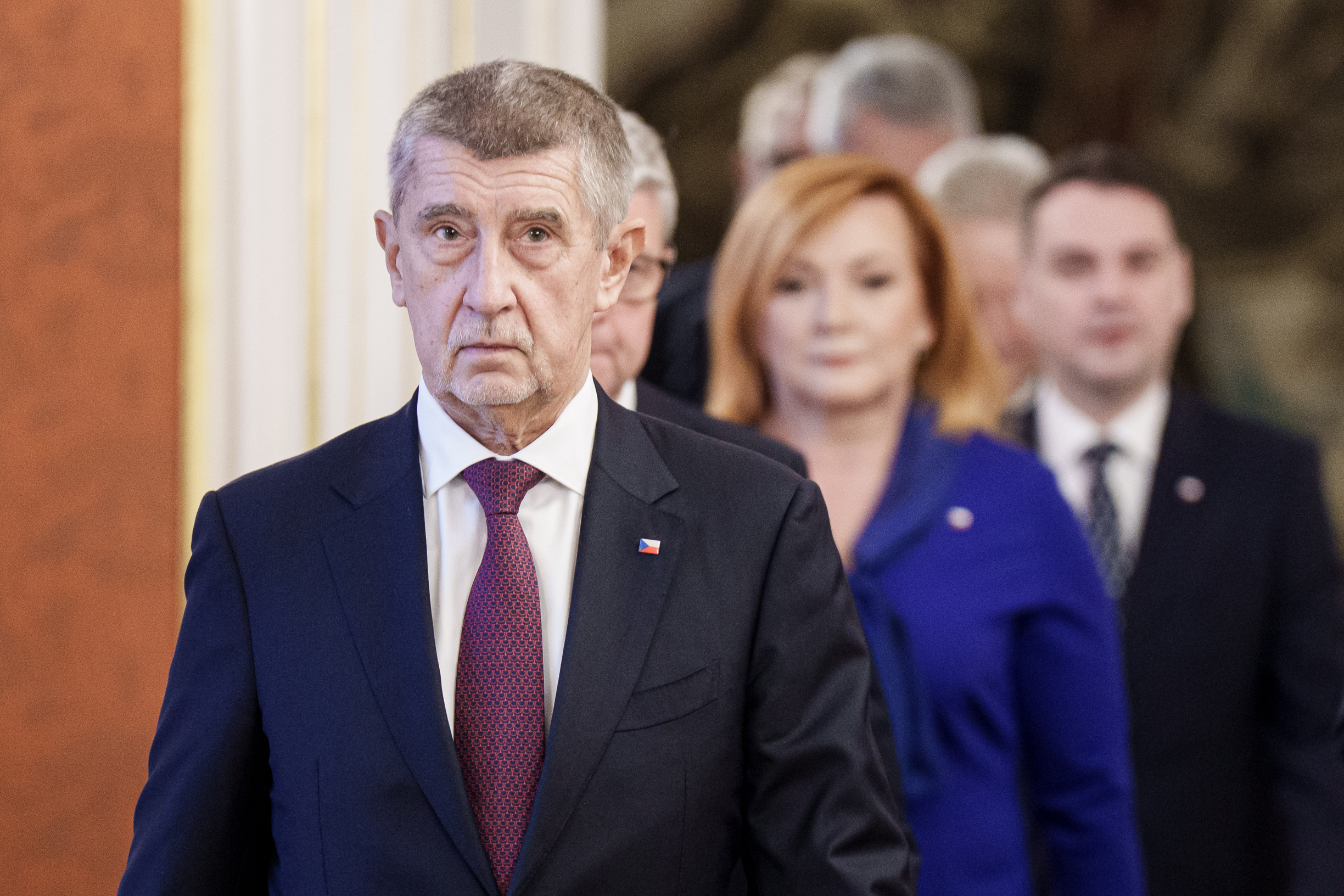 Pointa N: Velký týden nové vlády. Doma rozjela čistky, v zahraničí zamířila do izolace