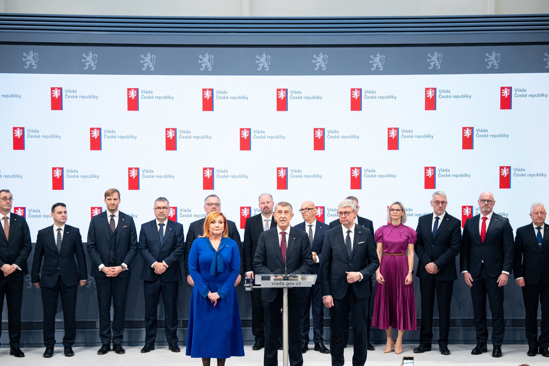 Deset problémů Česka, které vláda schovává za sudetoněmecký sněm – a které by vám neměly uniknout