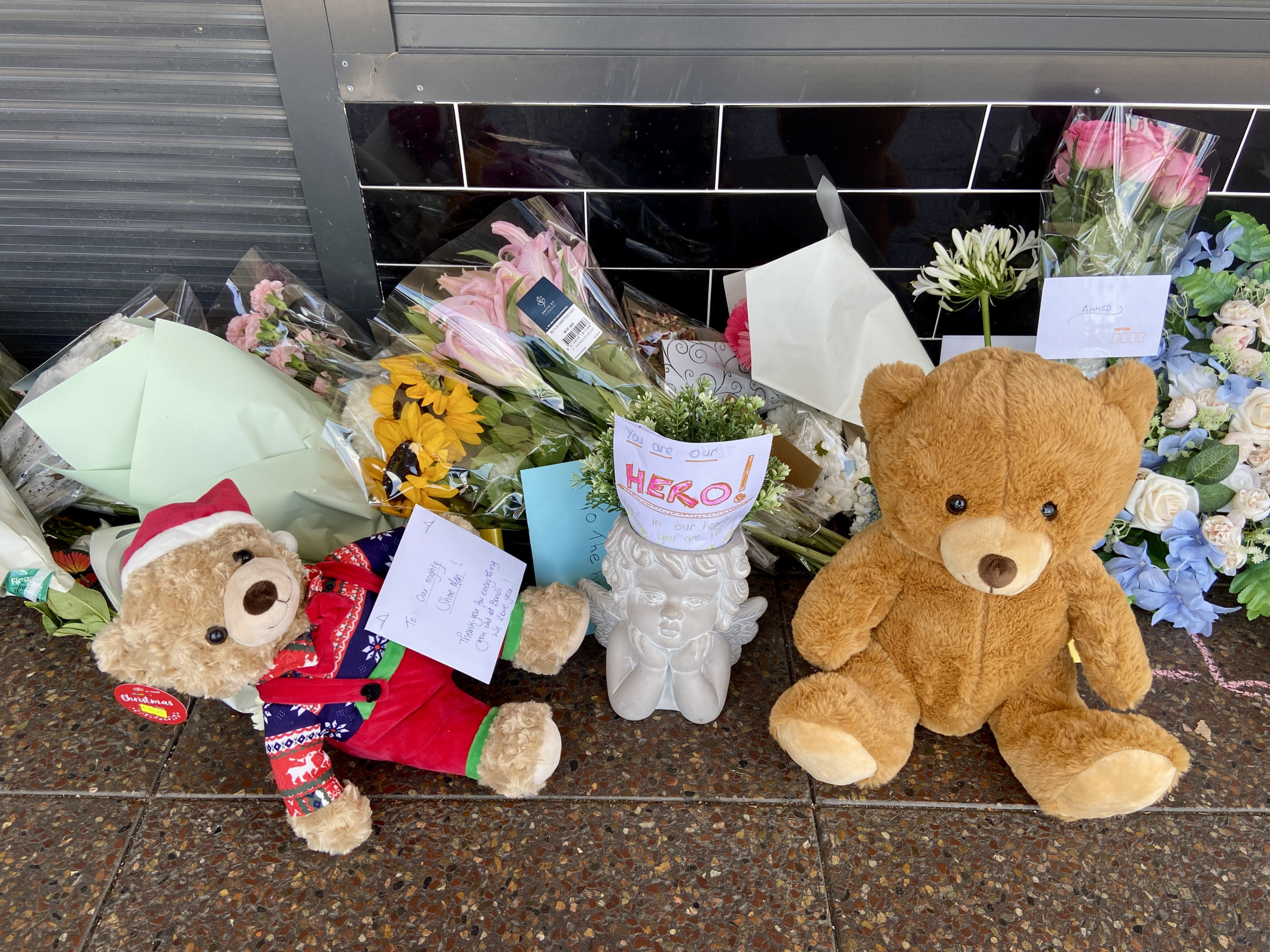 Hrdinovi z Bondi lidé vytvořili pomník. Dobrý chlap a hrozně skromný, popisují Ahmeda sousedé