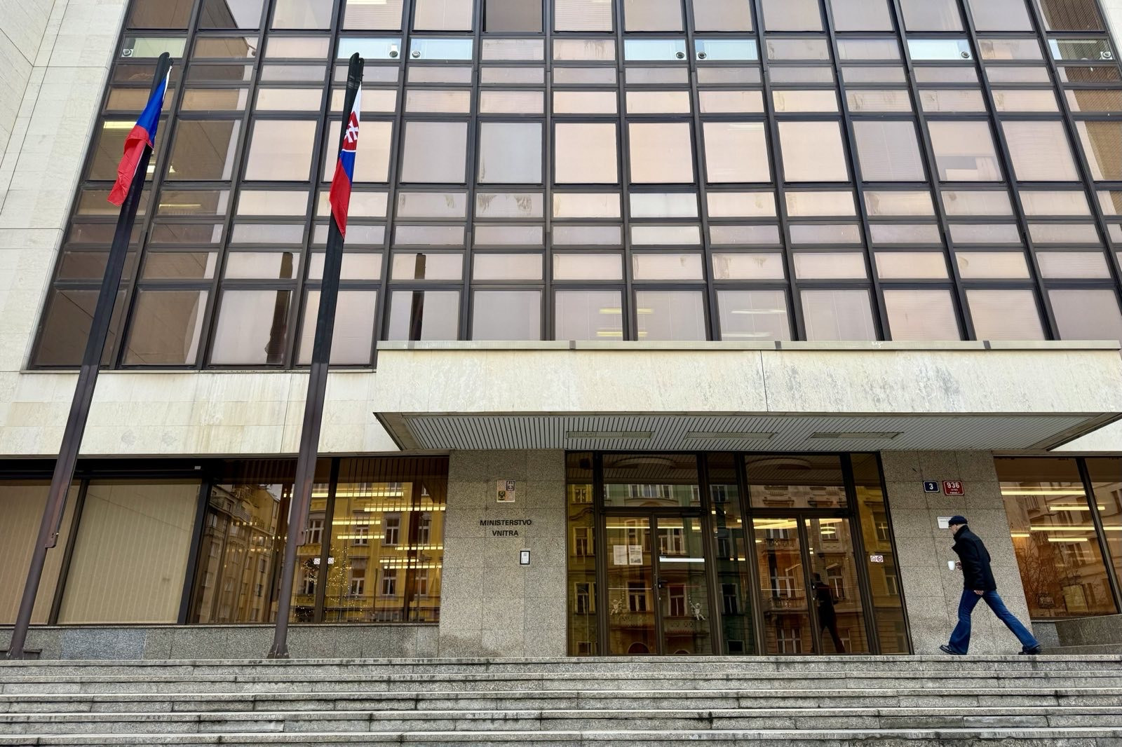 Metnar nechal sundat ukrajinskou vlajku z ministerstva vnitra, nahradí ji ta evropská