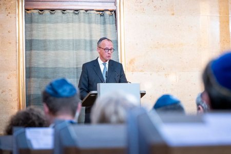 Státní zájem není předmětem vyjednávání. Merz i přes odpor k válčení v Gaze přijíždí podpořit Izrael