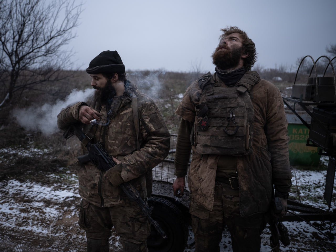 Vývoj bojů (1398. den): Dva Ukrajinci bránili pozici čtyři měsíce. Útoky jim pomáhal odrážet ruský zajatec