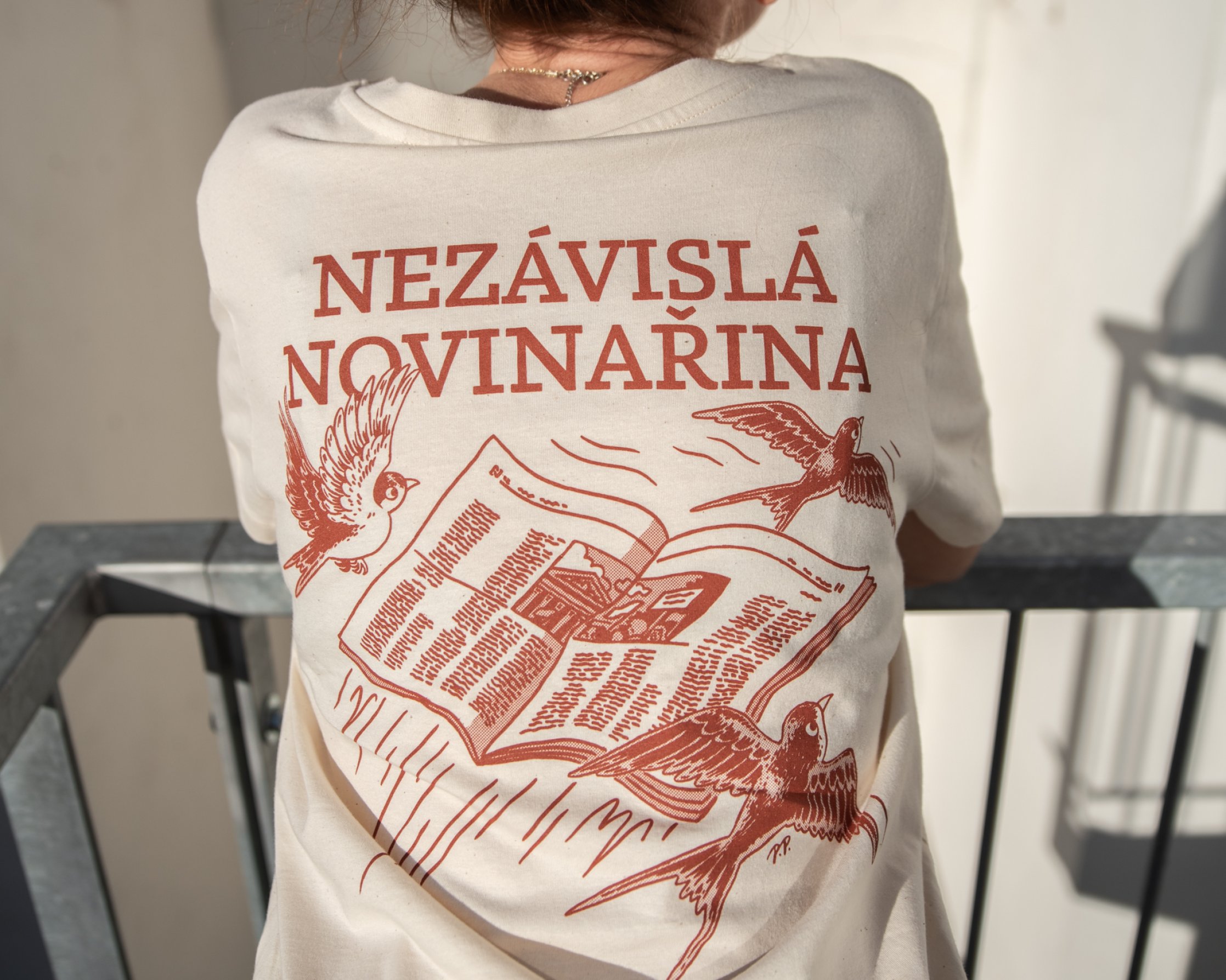 Dámské tričko „Nezávislá novinařina“ (velikost M)