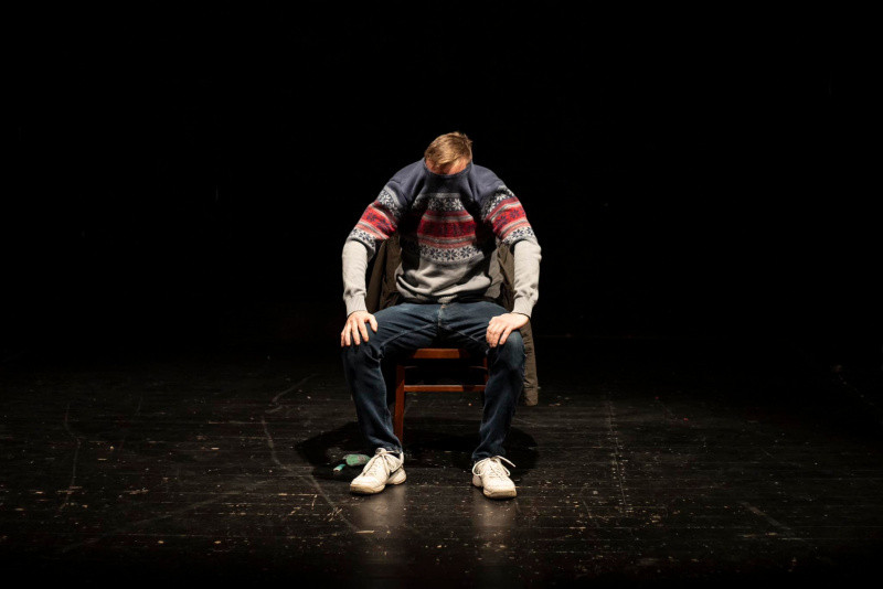 „Chlastali, fetovali, chlastali a fetovali.“ Thalií oceněná inscenace vypráví o havířovském vařiči pervitinu