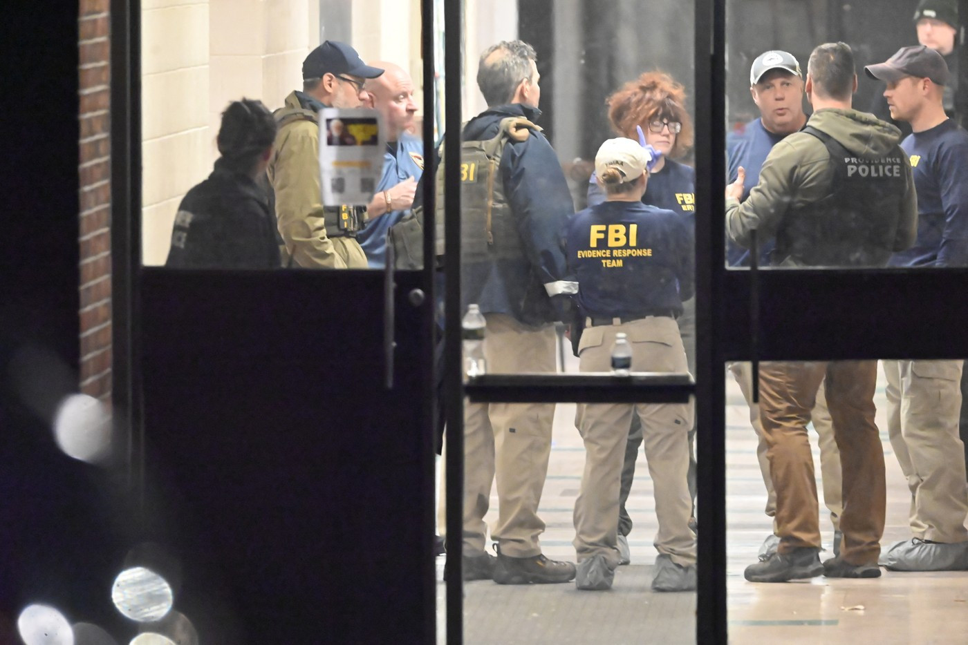 Trumpův svět (332. den): Američtí vyšetřovatelé našli střelce z Brownovy univerzity, spáchal sebevraždu