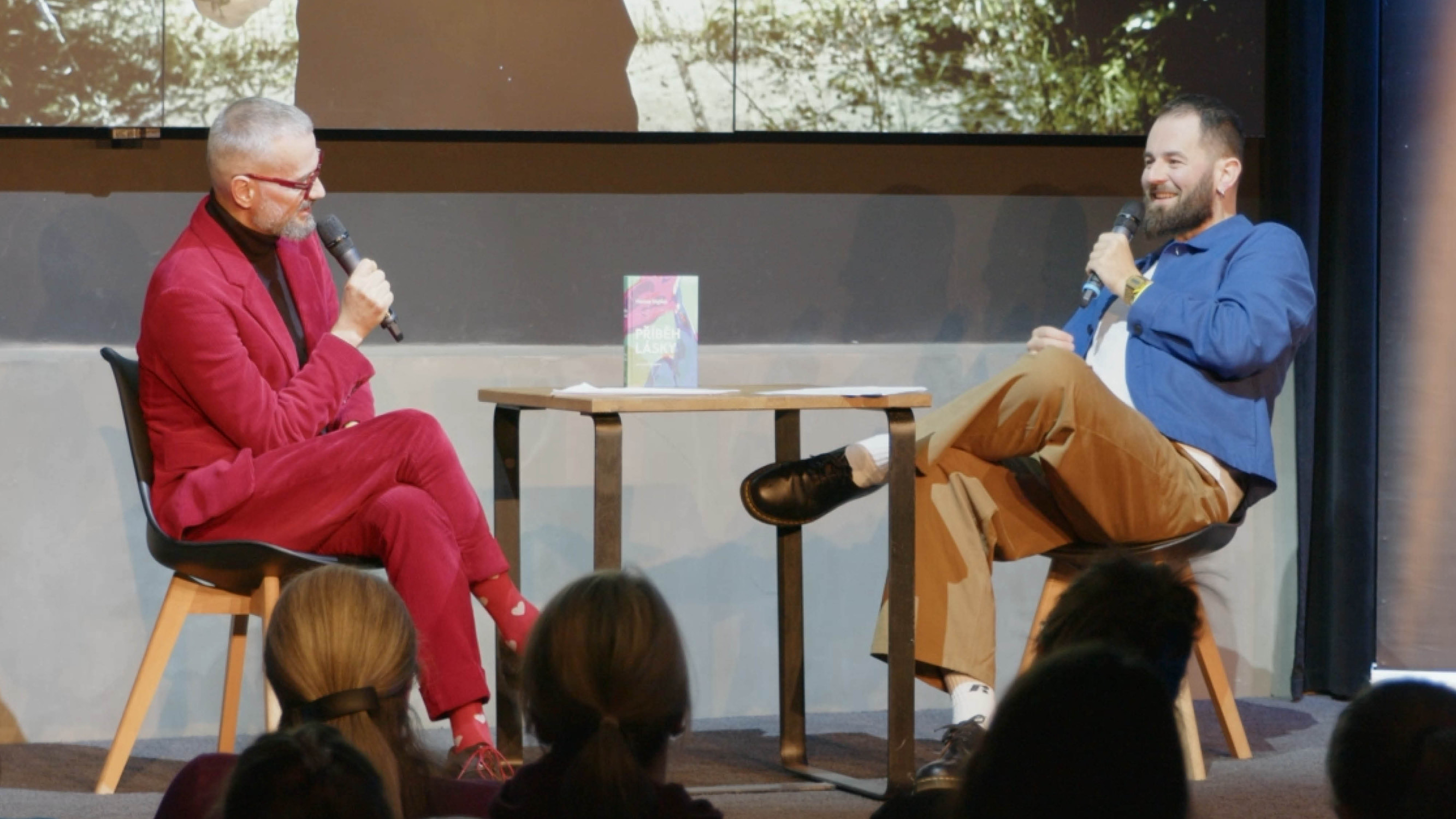 Partneři si propojí vědomí a nasdílí emoce. S Honzou Vojtkem o tom, jak bude vypadat láska za desítky let