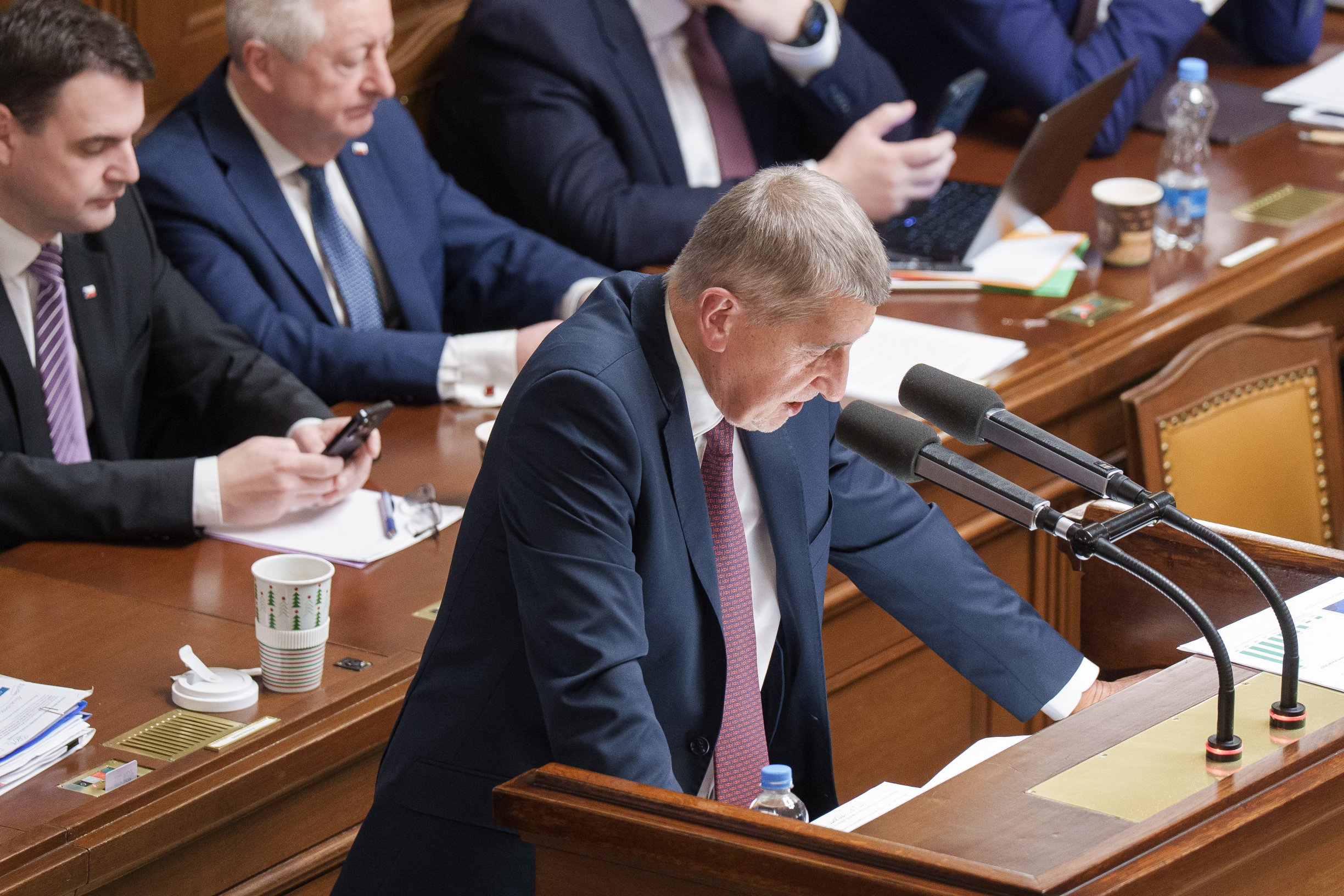 Koalice nečekaně prosadila jednání o poplatcích za ČT a rozhlas. „Začal boj o veřejnoprávní média,“ zní z opozice