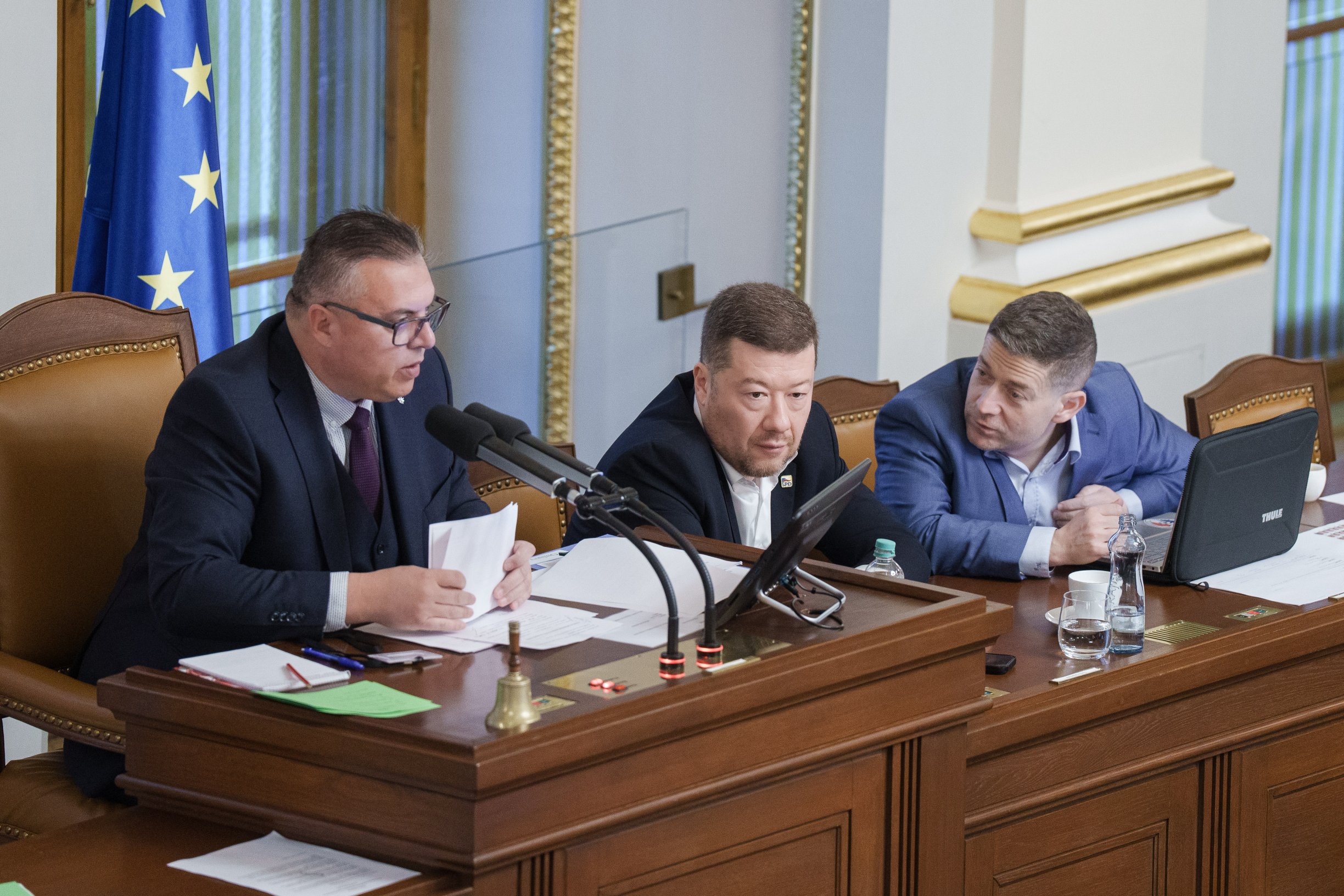 Policie kvůli pískání vyvedla lidi z galerie Sněmovny. „Najela do nich brutálním způsobem,“ tvrdí Černochová