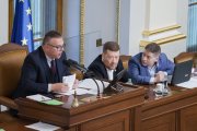 Policie kvůli pískání vyvedla lidi z galerie Sněmovny. „Najela do nich brutálním způsobem,“ tvrdí Černochová