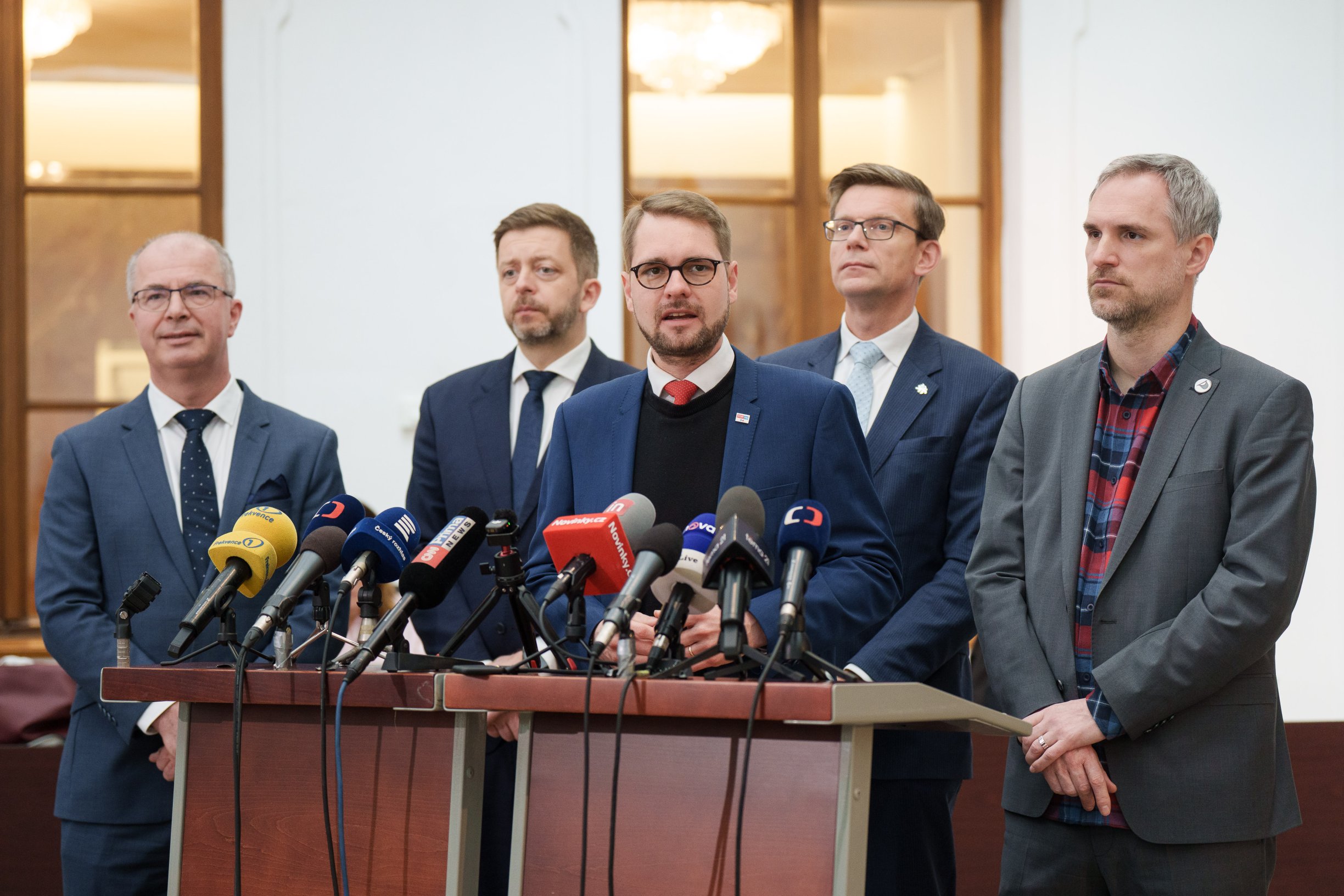 „Kdo není nemocný, musí se dostavit.“ Opozice se šikuje na noční boj o poplatky a chystá obstrukce