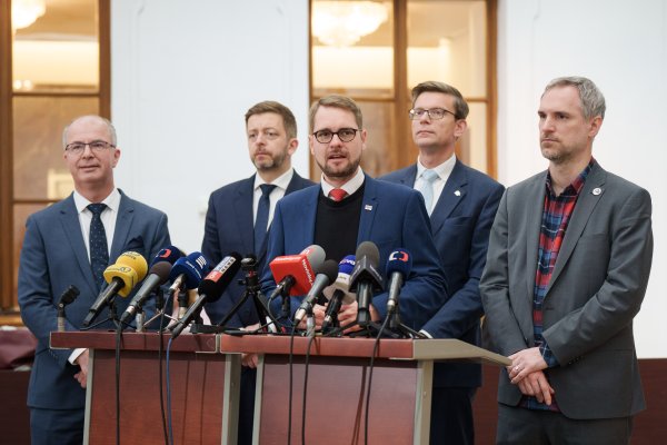 „Kdo není nemocný, musí se dostavit.“ Opozice se šikuje na noční boj o poplatky a chystá obstrukce