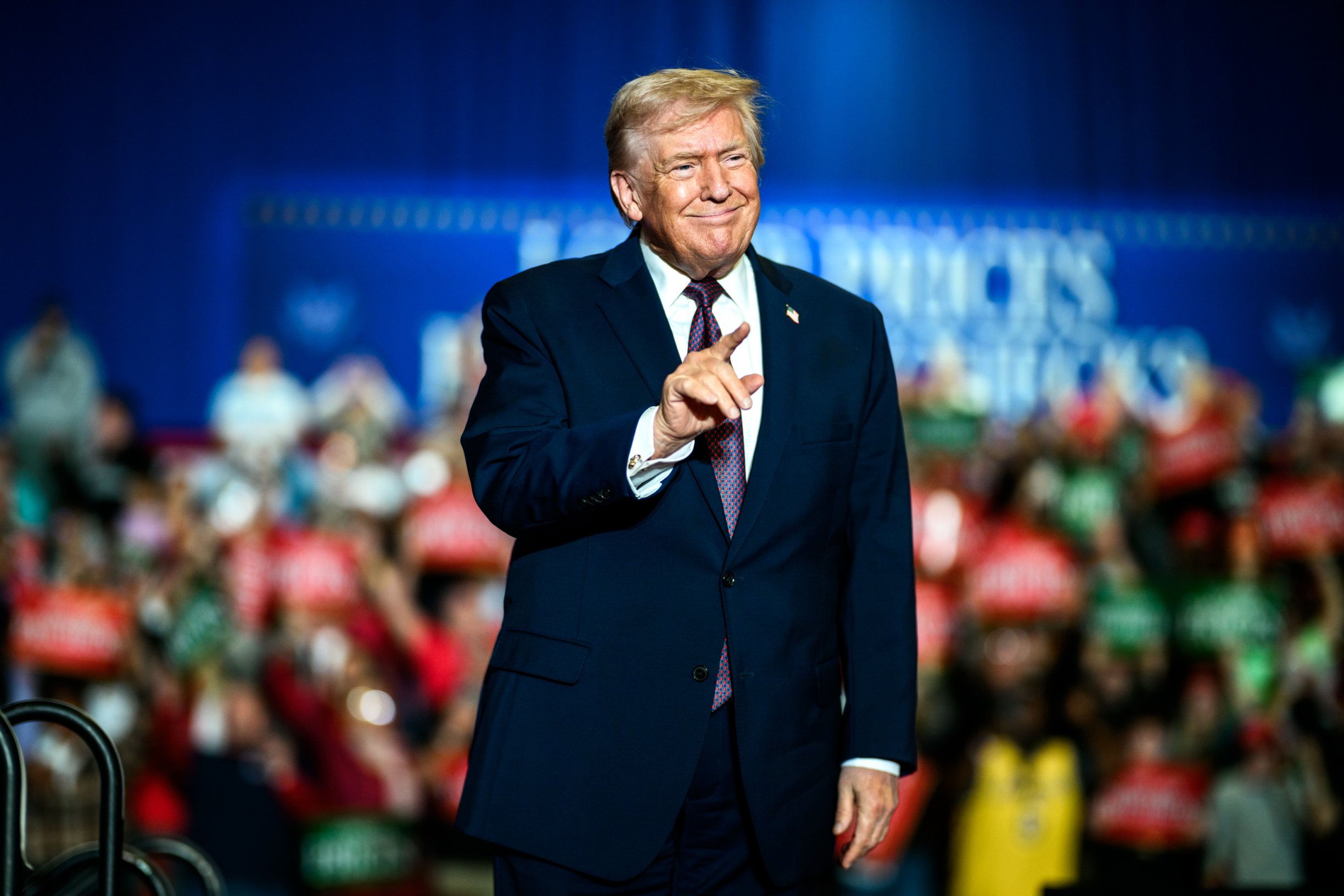 Trumpův svět (632. den): Špatná čísla z průzkumů přitáhla Trumpa na Aljašku. Na mítinku podepisoval amnestie a zachraňoval nejsevernější stát USA