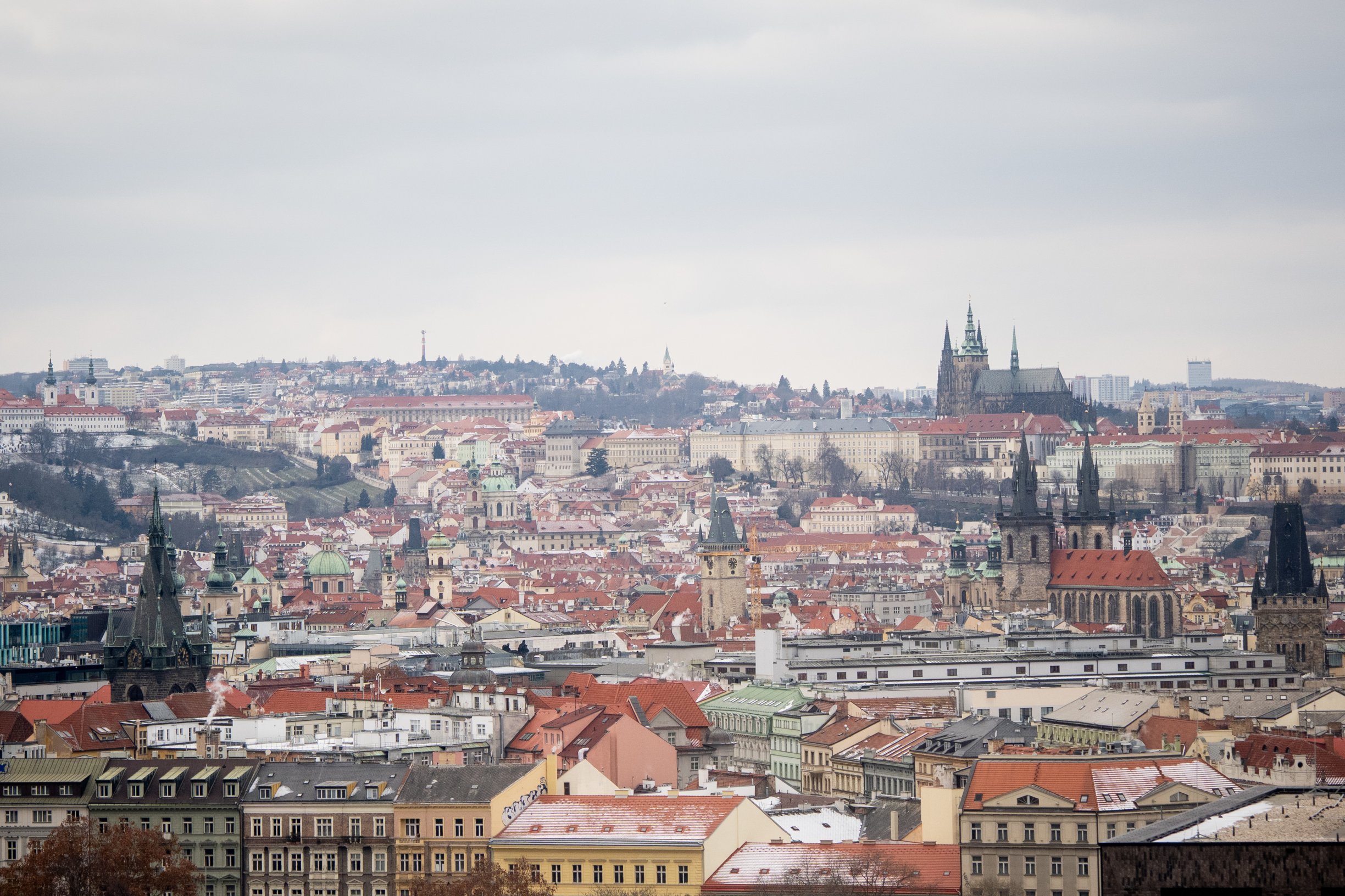 Byty dražší než v Amsterdamu, aut jako v Bukurešti. Jak si Praha vede v evropském srovnání?