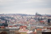 Byty dražší než v Amsterdamu, aut jako v Bukurešti. Jak si Praha vede v evropském srovnání?