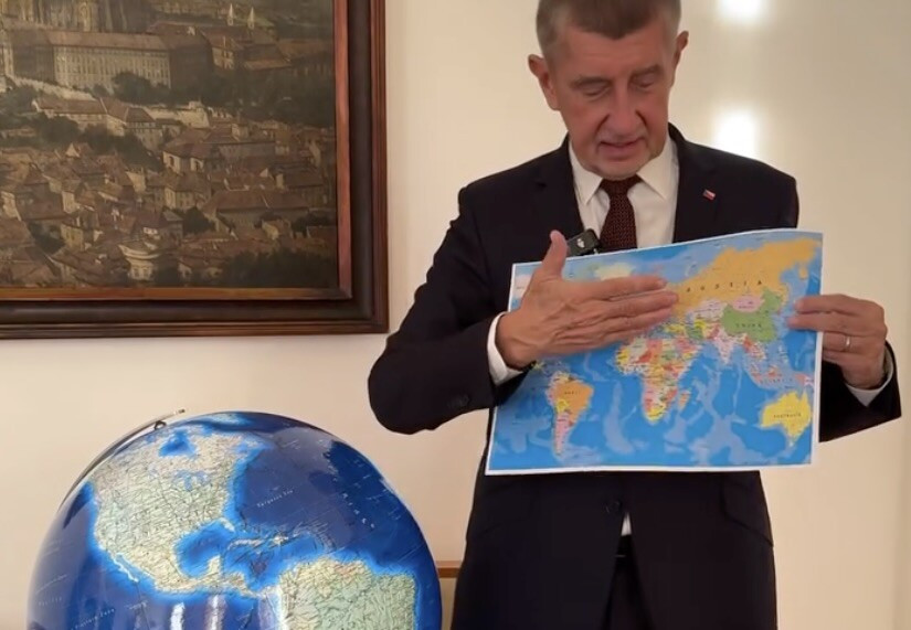 Pointa N: Babiš si prohlíží globus. Všiml si, že na něm žijí lidé?