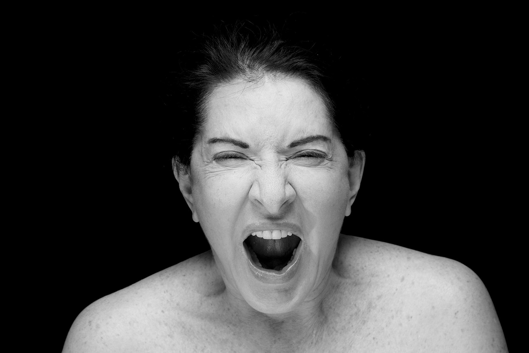 Marina Abramović za bohatý umělecký materiál vděčí špatnému dětství. Vyrazte za ní do Vídně