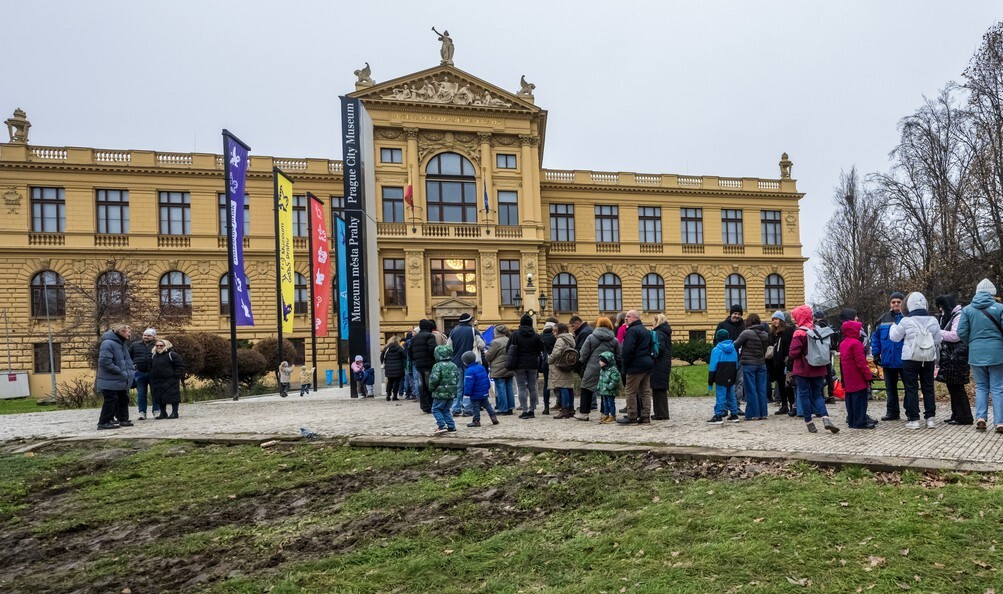 Zrekonstruované Muzeum Prahy, instantní kaše servírovaná na zlatém talíři