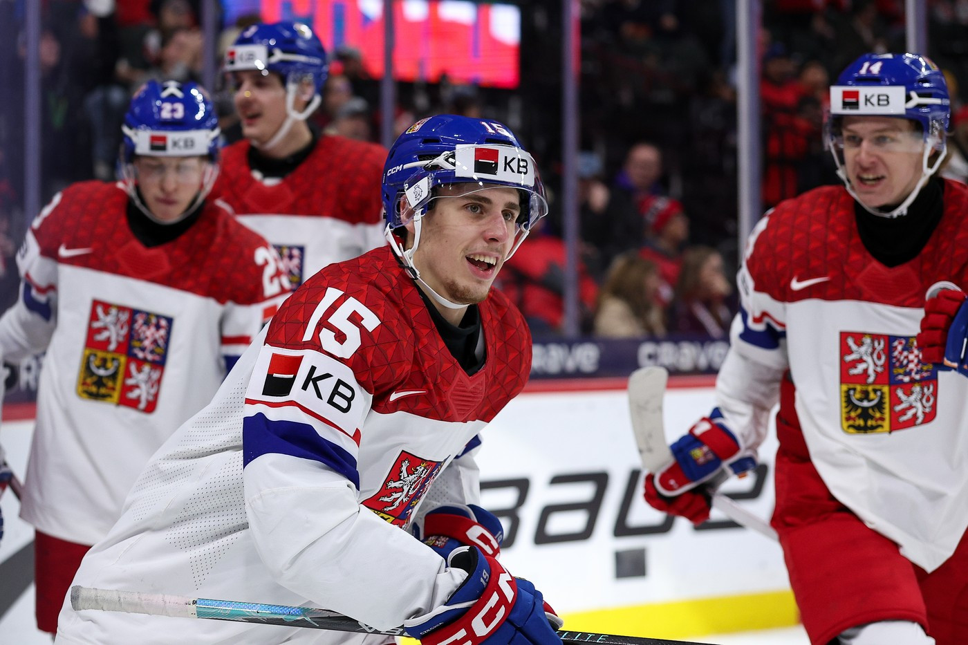 Dříve byli outsidery, dnes slaví čtvrtou medaili v řadě. Co stojí za úspěchem hokejových juniorů?