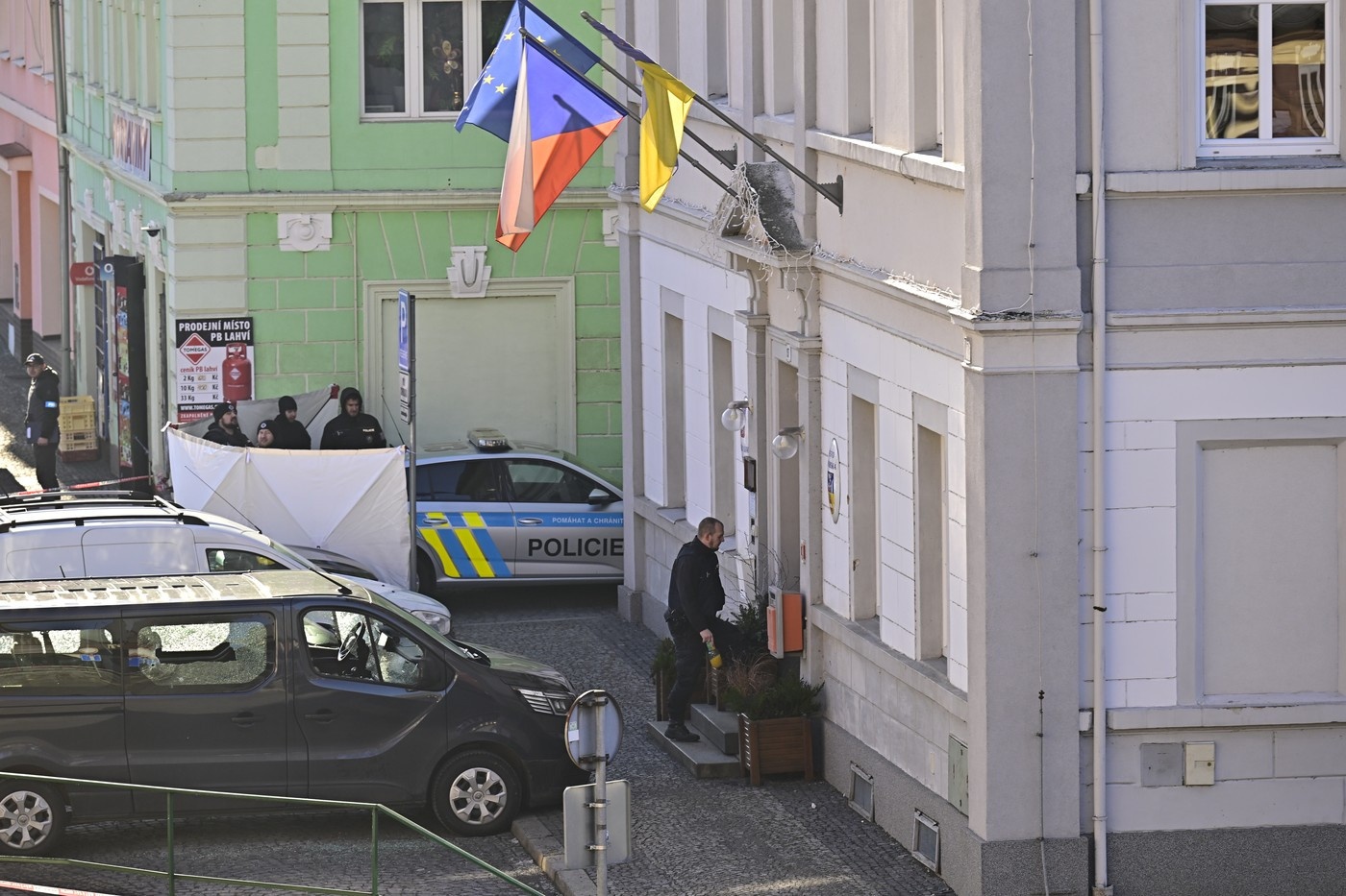 Střelba na úřadě v Chřibské: Mezi zraněnými jsou starosta a tři policisté. Útočník neměl zbrojní průkaz