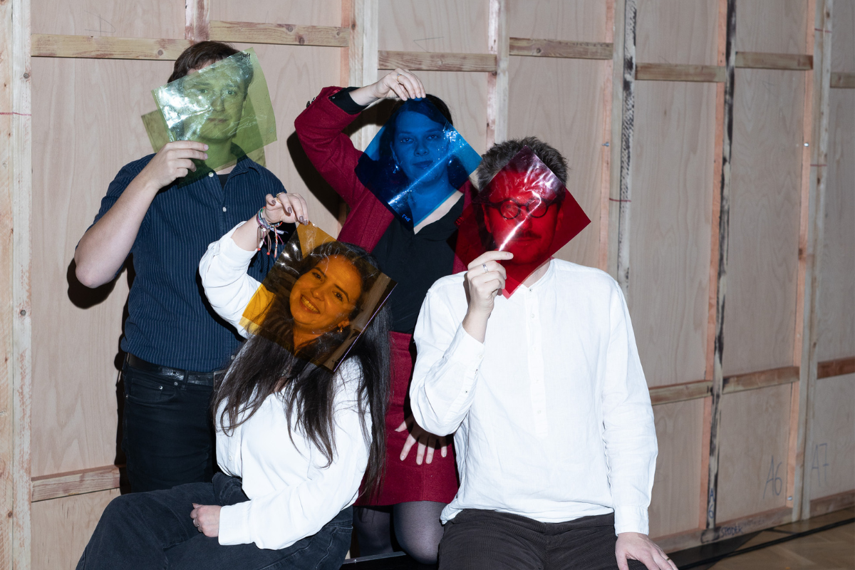 V kulturní křižovatce Vzlet vytváříme prostor pro setkání generací. Zapojujeme do procesu děti, teenagery i jejich rodiče. Umělecká tvorba, divadlo, výtvarné umění, ateliéry a debaty