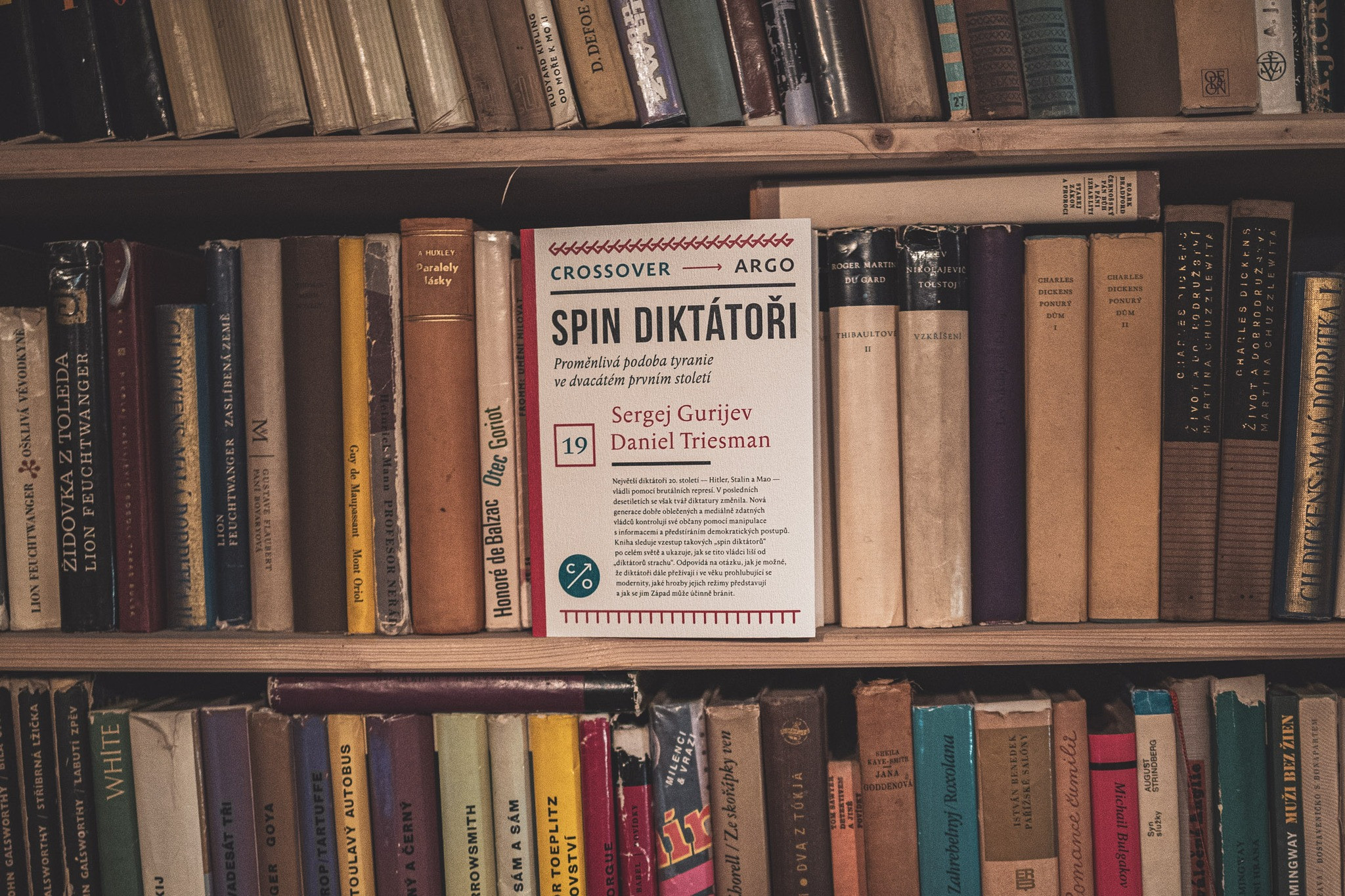 Proč milujeme diktátory v dobře padnoucích oblecích? Nová kniha popisuje metody vůdců, kteří vyměnili strach za klam