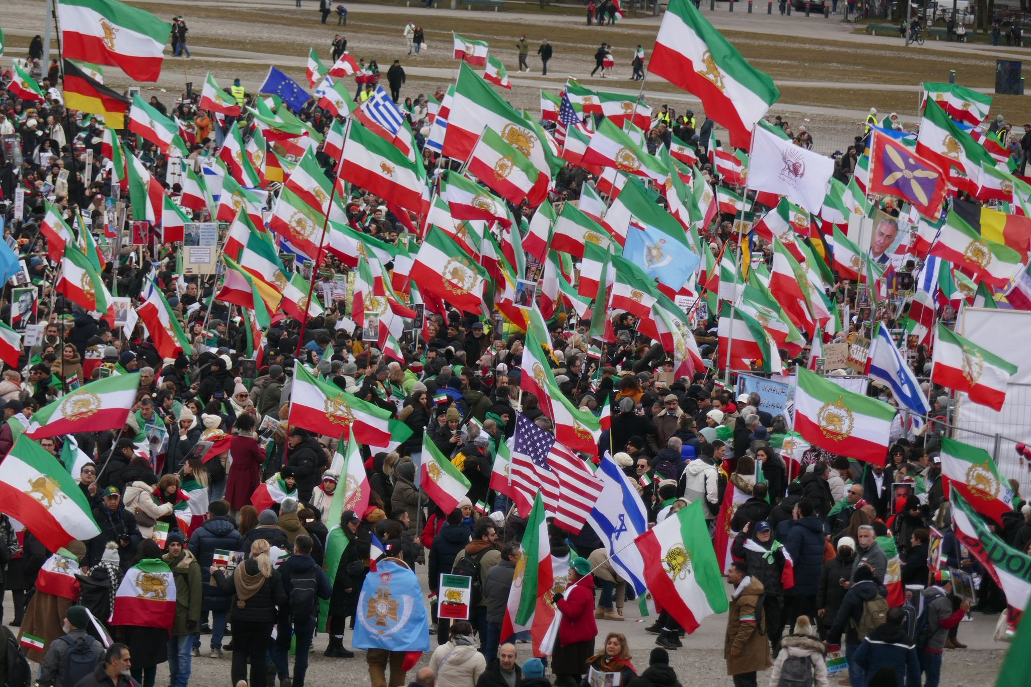 Čtvrt milionu demonstrantů vítalo v Mnichově šáhova syna jako rockovou hvězdu. Žádali jeho návrat do Íránu