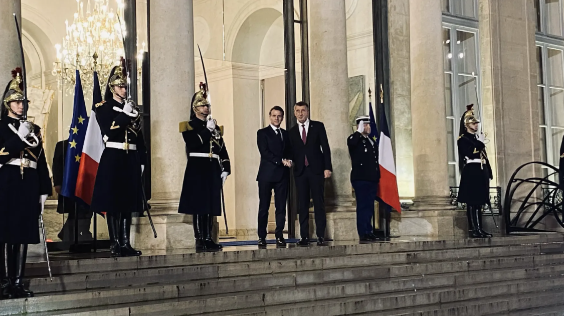 Francouzský prezident Emmanuel Macron přivítal českého premiéra Andreje Babiše v...