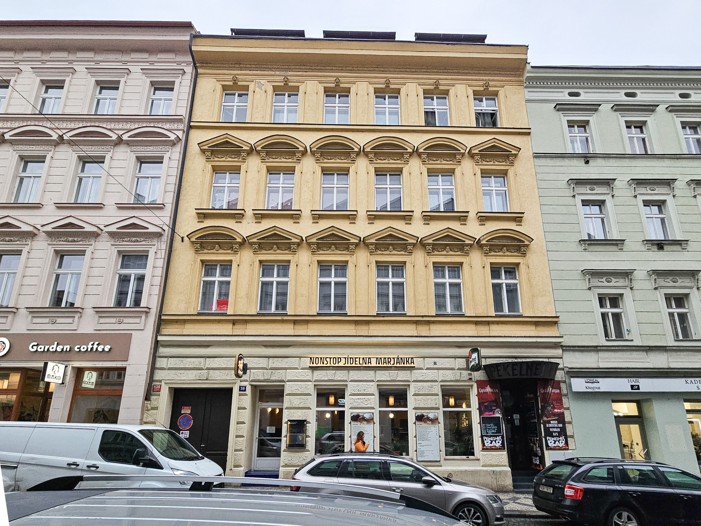 Otřesný případ z pražského činžáku: ženy nutili k prostituci a mučili, jedna v zoufalství vyskočila z okna