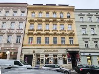 Dům na pražském Smíchově, kde podle policie docházelo ke znásilňování a mučení žen, které byly nucené k prostituci skupinou lidí ze zemí bývalého Sovětského svazu. Foto: Jakub Plíhal, Deník N