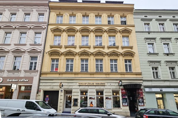 Otřesný případ z pražského činžáku: ženy nutili k prostituci a mučili, jedna v zoufalství vyskočila z okna