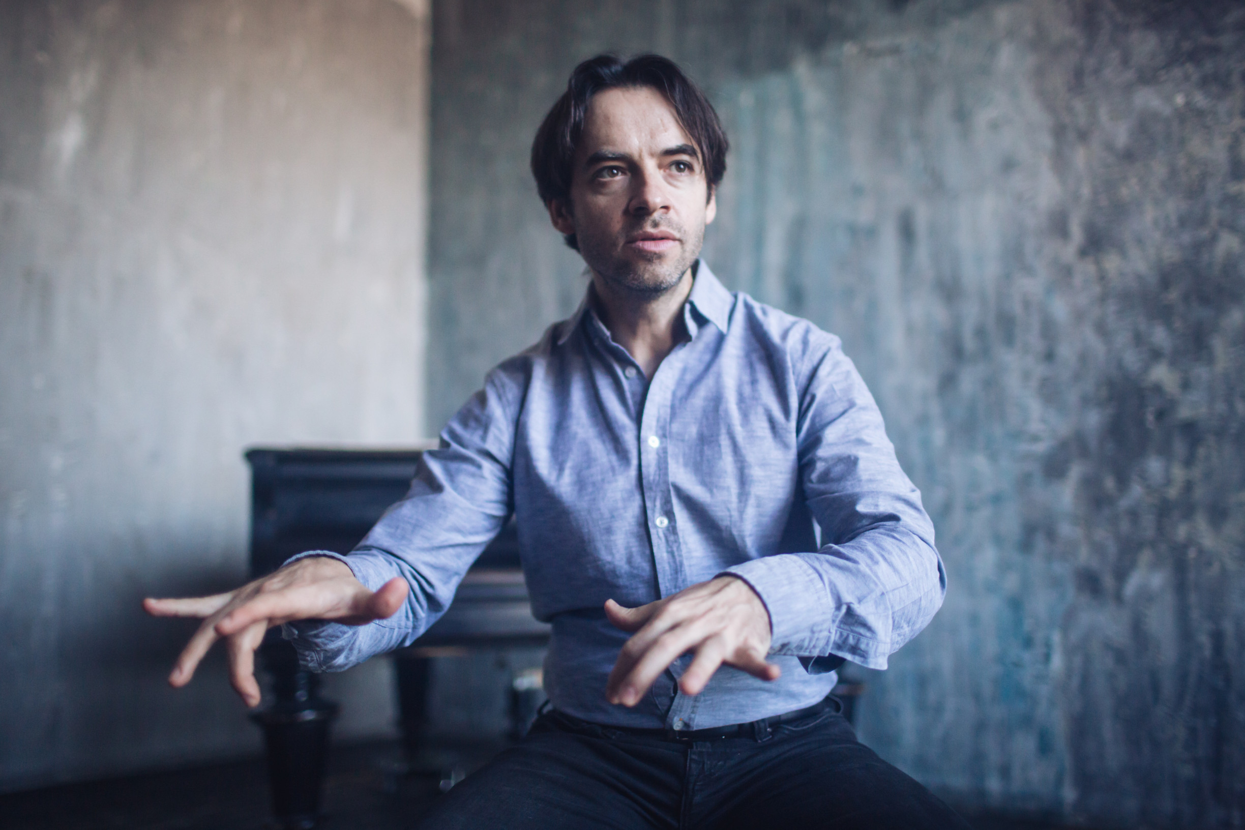 Zhudebněné tanky u Kyjeva, utíkající rodiny. Toto je jedno z nejsilnějších uměleckých děl o válce na Ukrajině