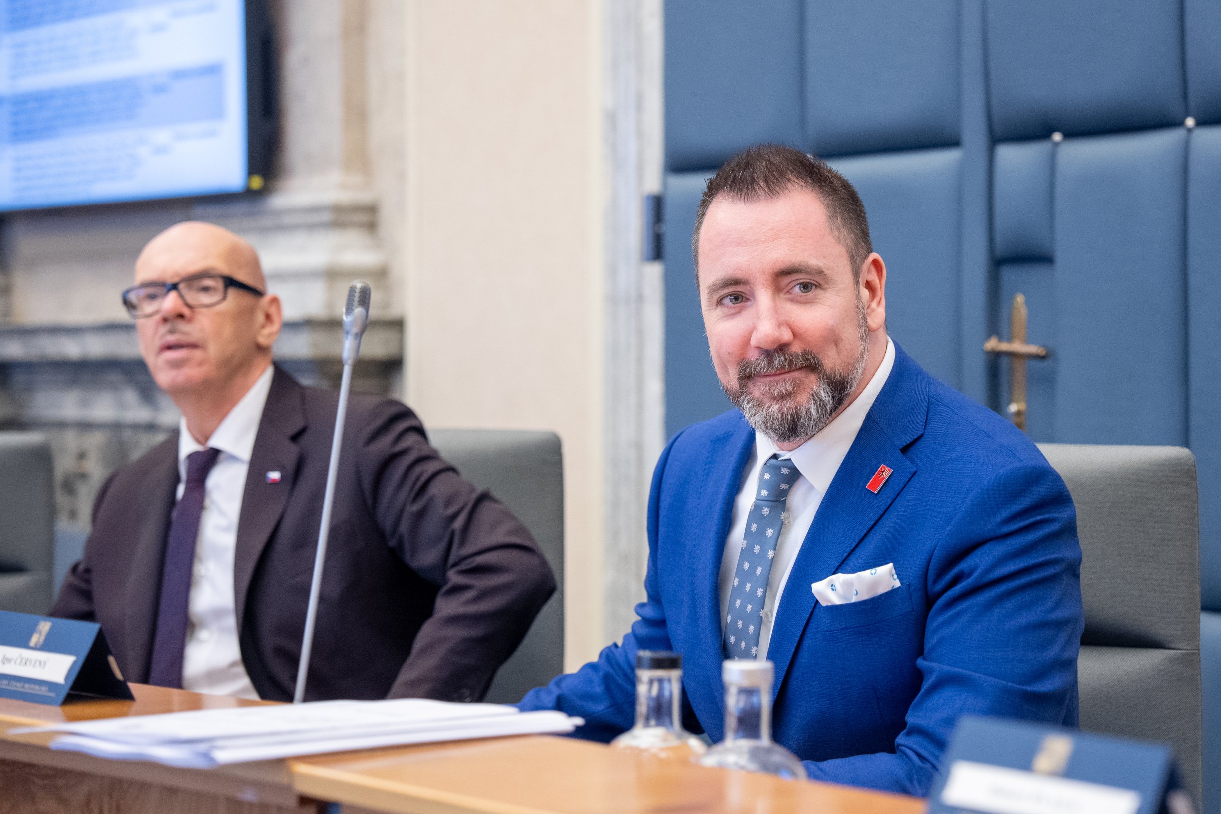 Jedy na Šumavě: Červený chtěl dát zakázku za 200 milionů rovnou firmě spojené s Motoristy. Narazil u Babiše
