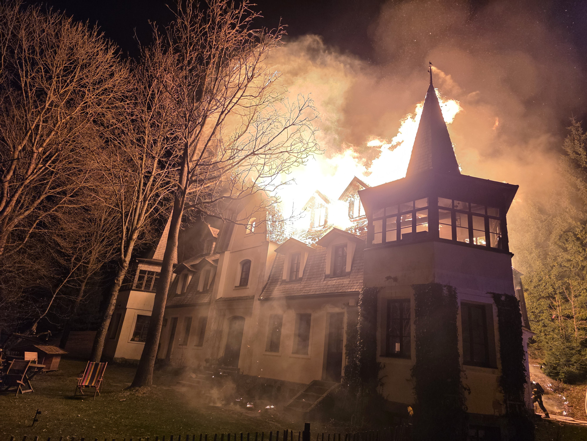 V Benecku na Semilsku večer vzplála střecha dvoupatrového domu, hasiči vyhlásili...