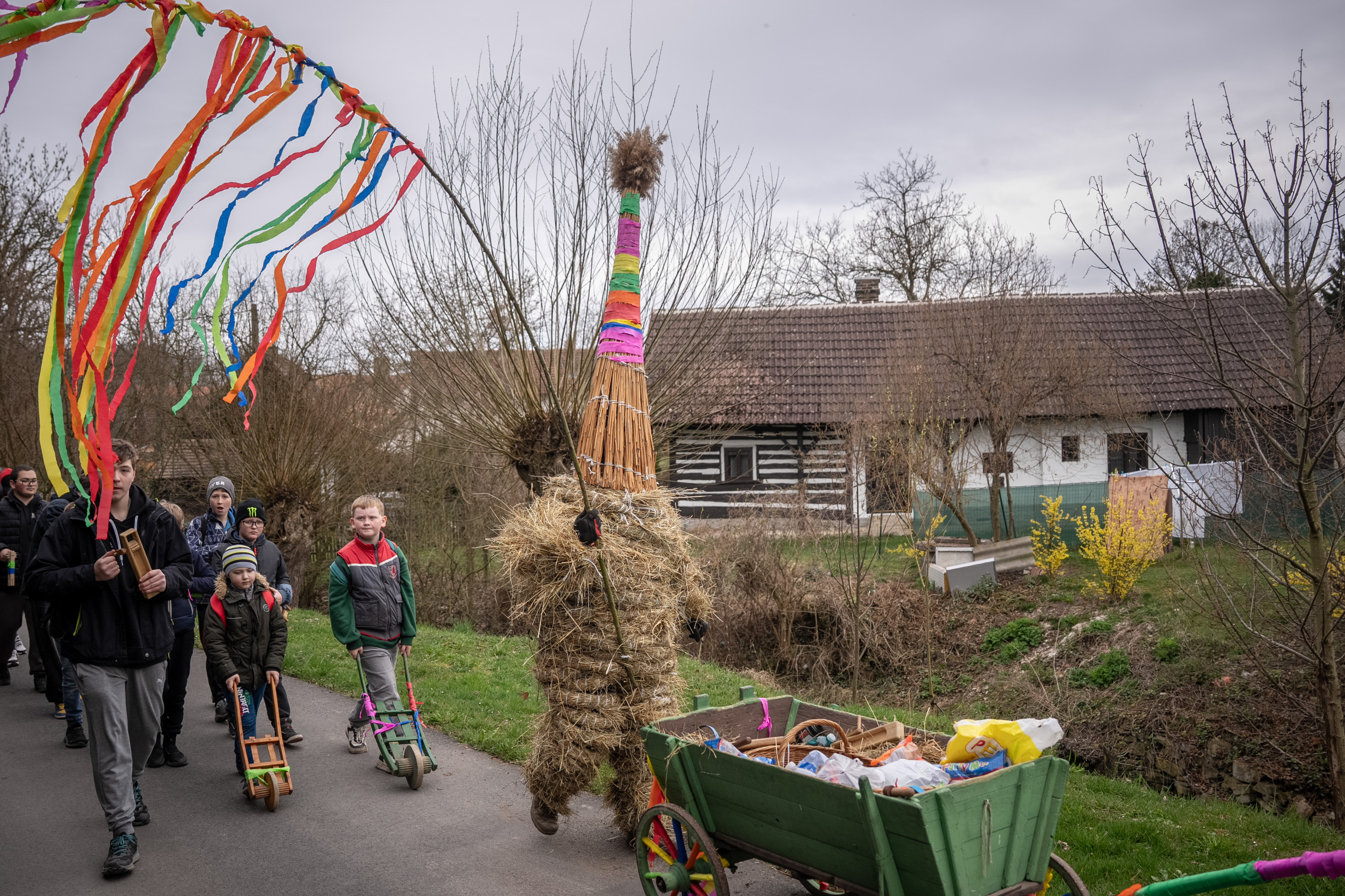 Na třicítce míst v Pardubickém kraji se udržuje velikonoční zvyk vodění...