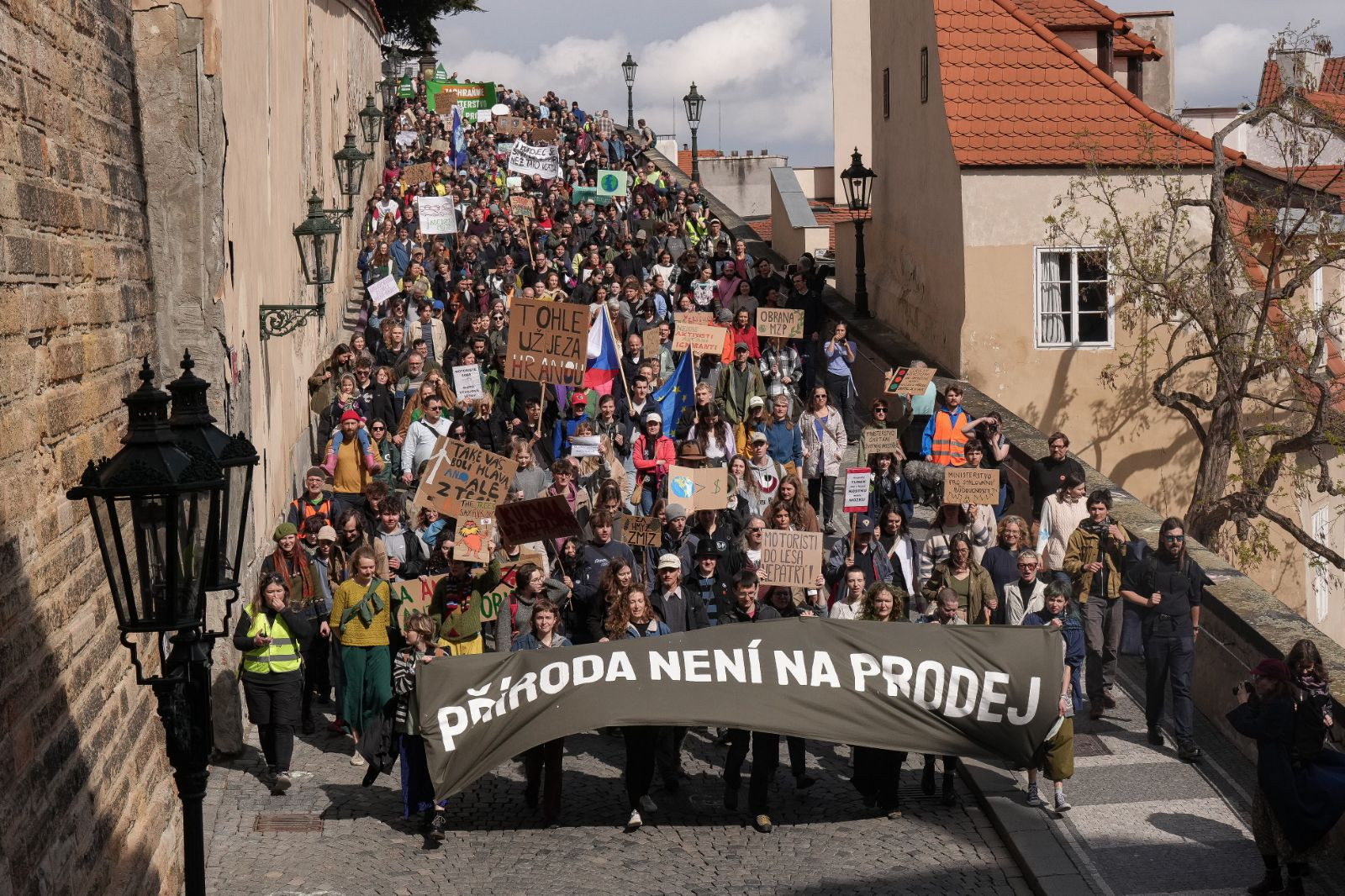 Protestující se vydali z demonstrace Přírodu škrtnout nenecháme! na Hradčanském náměstí...