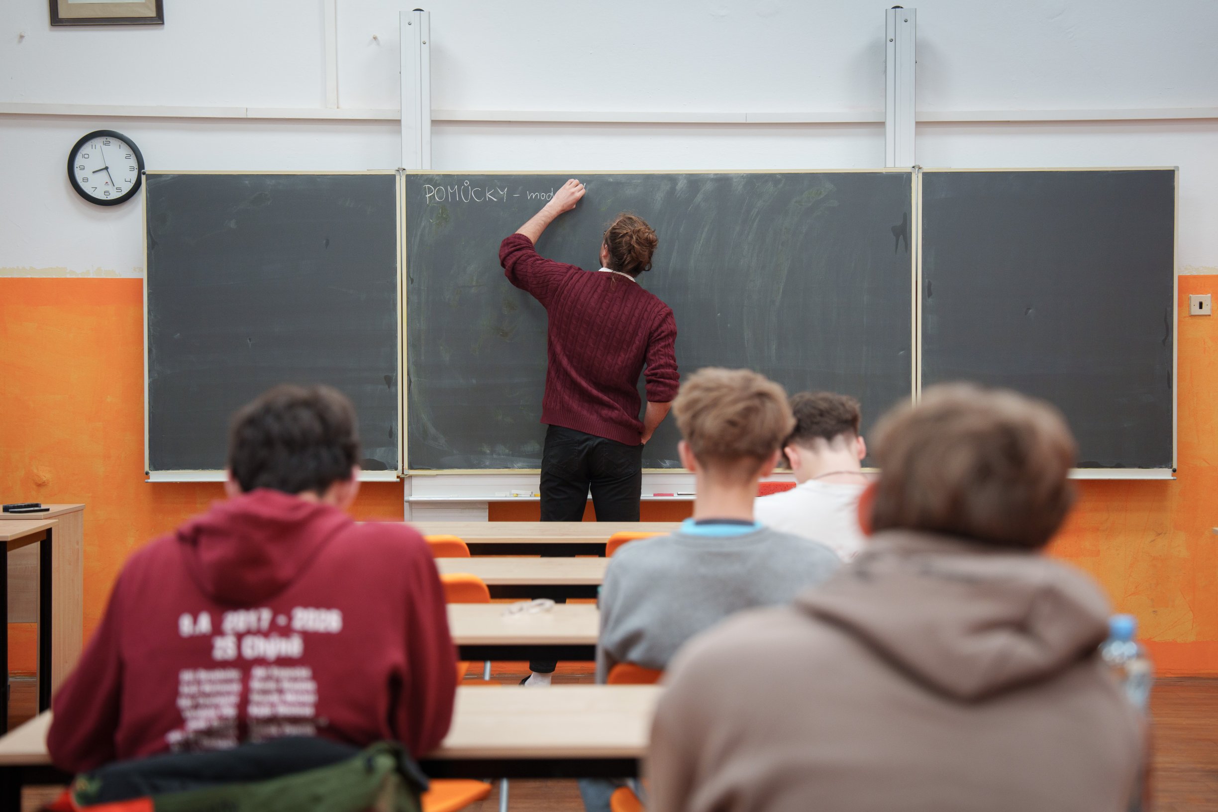 Čeští žáci se zhoršili v matematice i čtení, ve světě ale zůstávají nad průměrem