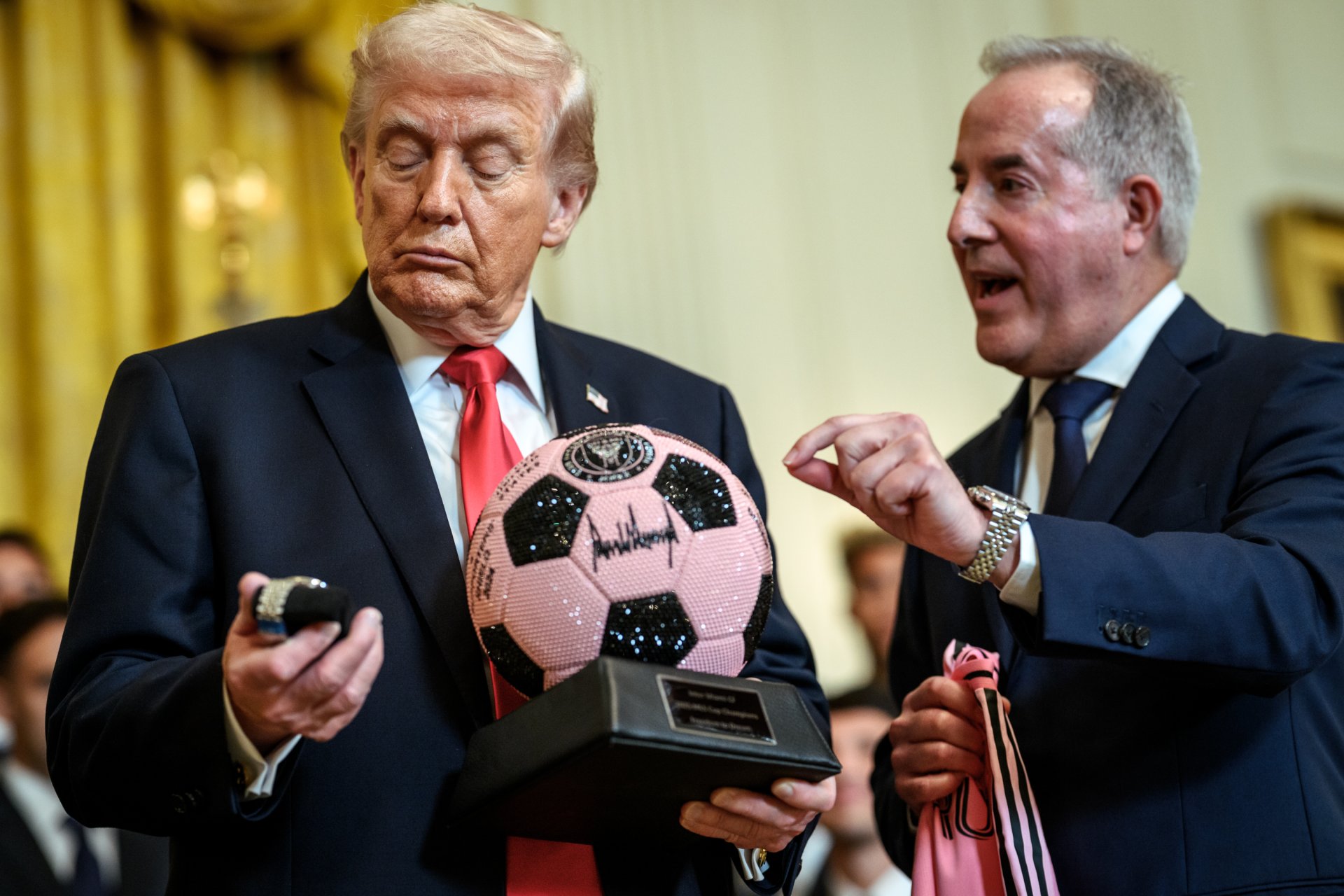 Byznys podle Trumpa: vstupenka za tisíce dolarů, vlak za stovky a prázdné hotely. Čtyři paradoxy MS ve fotbale