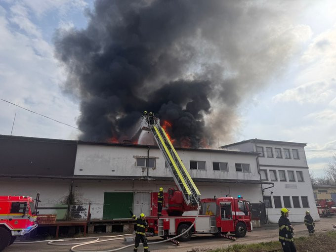 V Praze na Žižkově v ulici Jana Želivského hoří střecha...