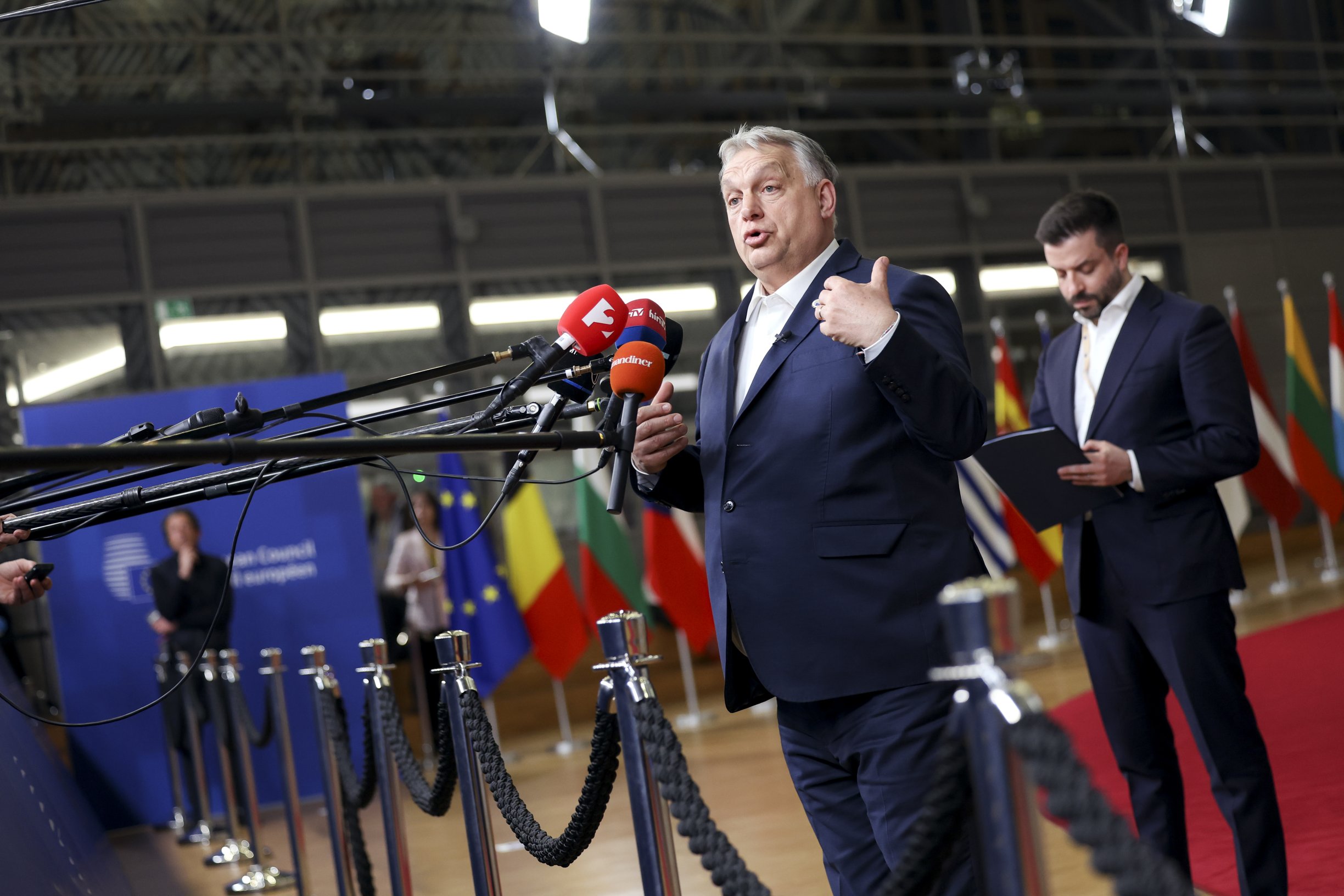Spor mezi Pavlem a vládou eskaluje: delegace na summit NATO bez prezidenta, ministr Macinka vytrvale útočí