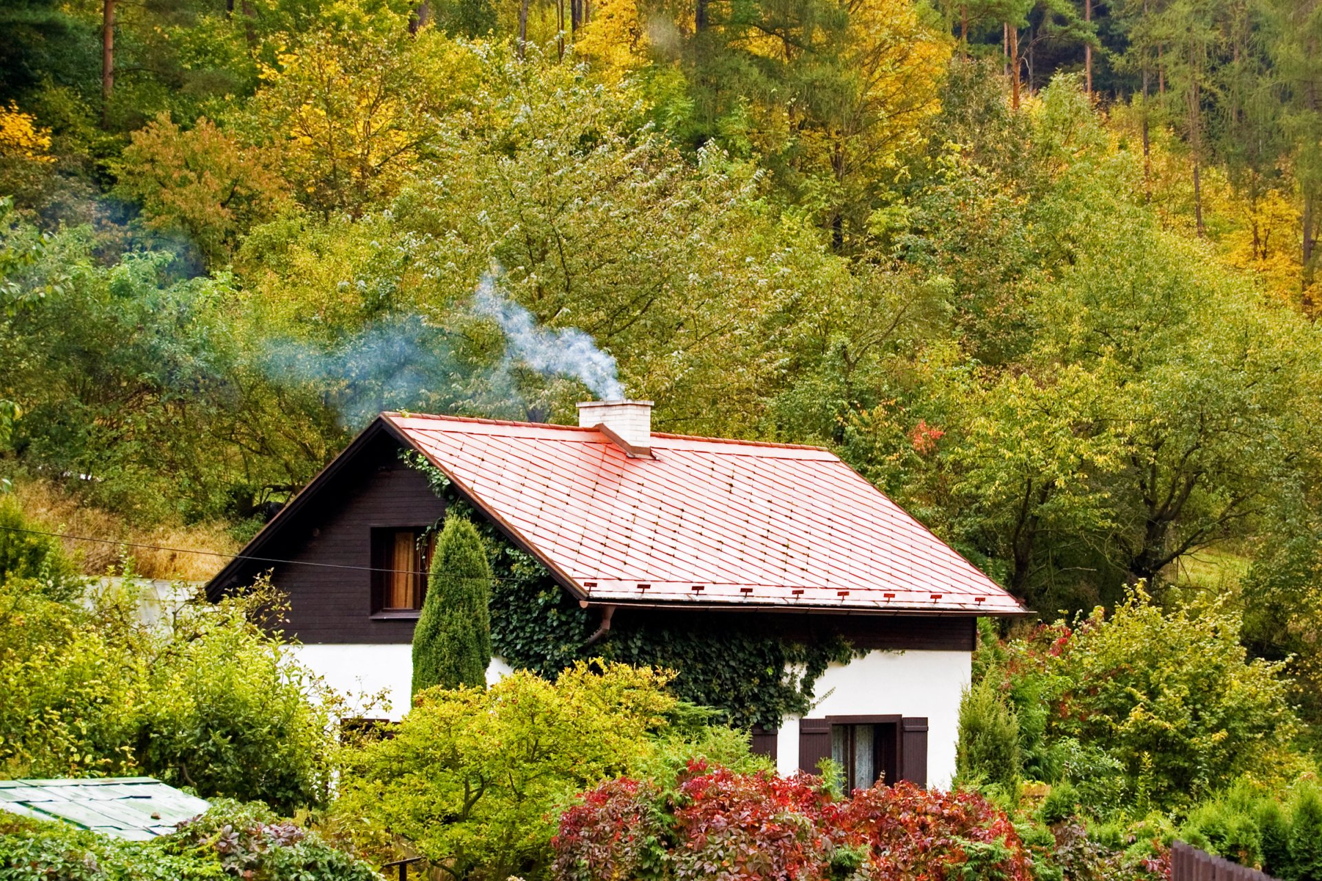 Chaty a chalupy zdražují a překonávají covidový boom. Suchý záchod už ale nestačí