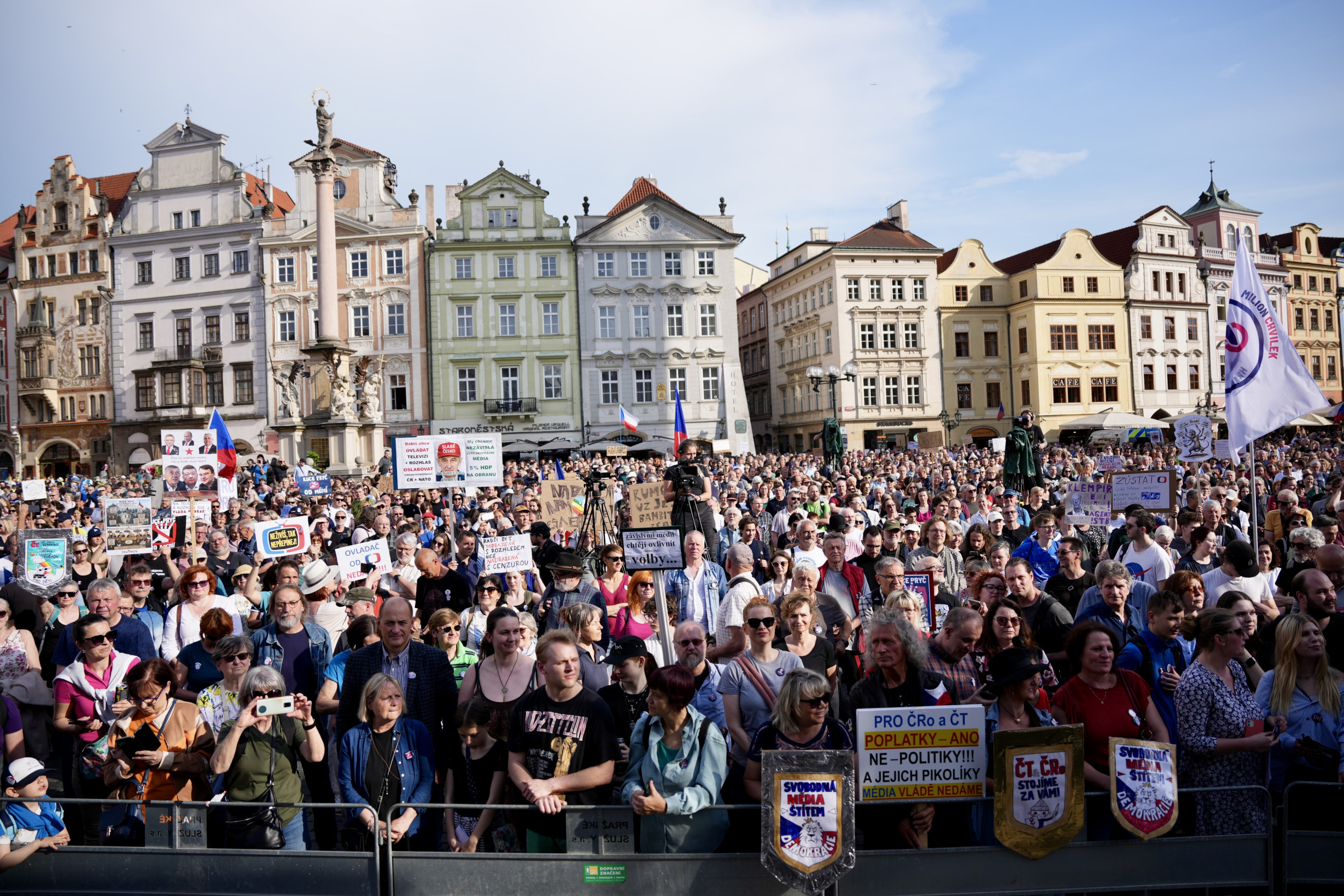 Česko jde cestou východních autoritářů, vláda chce ovládnout veřejnoprávní média,...
