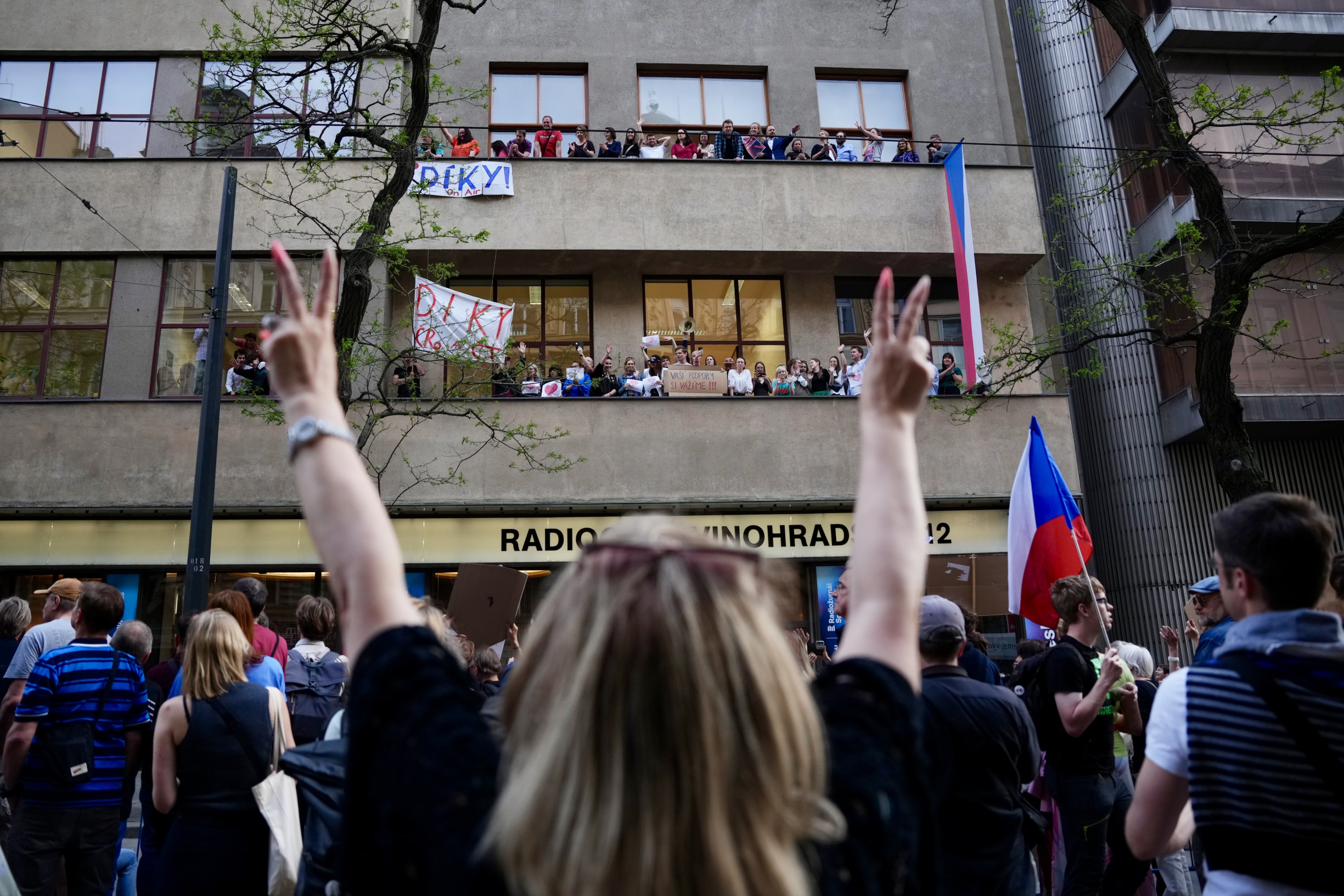 Státní hymnou před budovou Českého rozhlasu v Praze skončila před 20.00 akce...