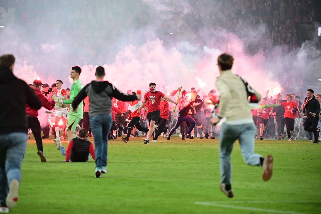 Fotbaloví fanoušci kdysi byli bráni jako postrach, už se to měnilo. Náprava bude trvat dvacet let, říká novinář Mádl
