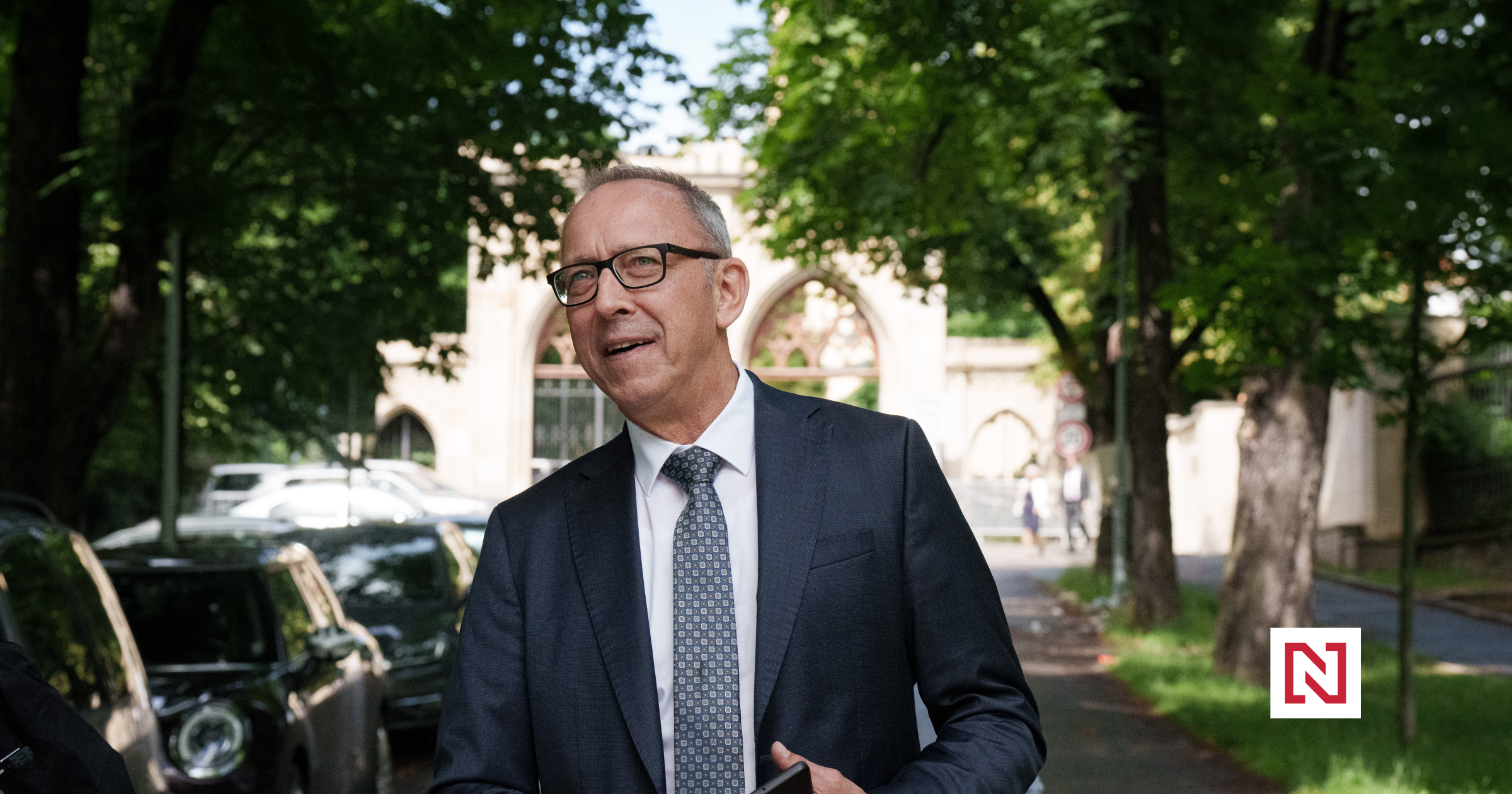 Hvězda německé AfD se objevila na ruské ambasádě v Praze