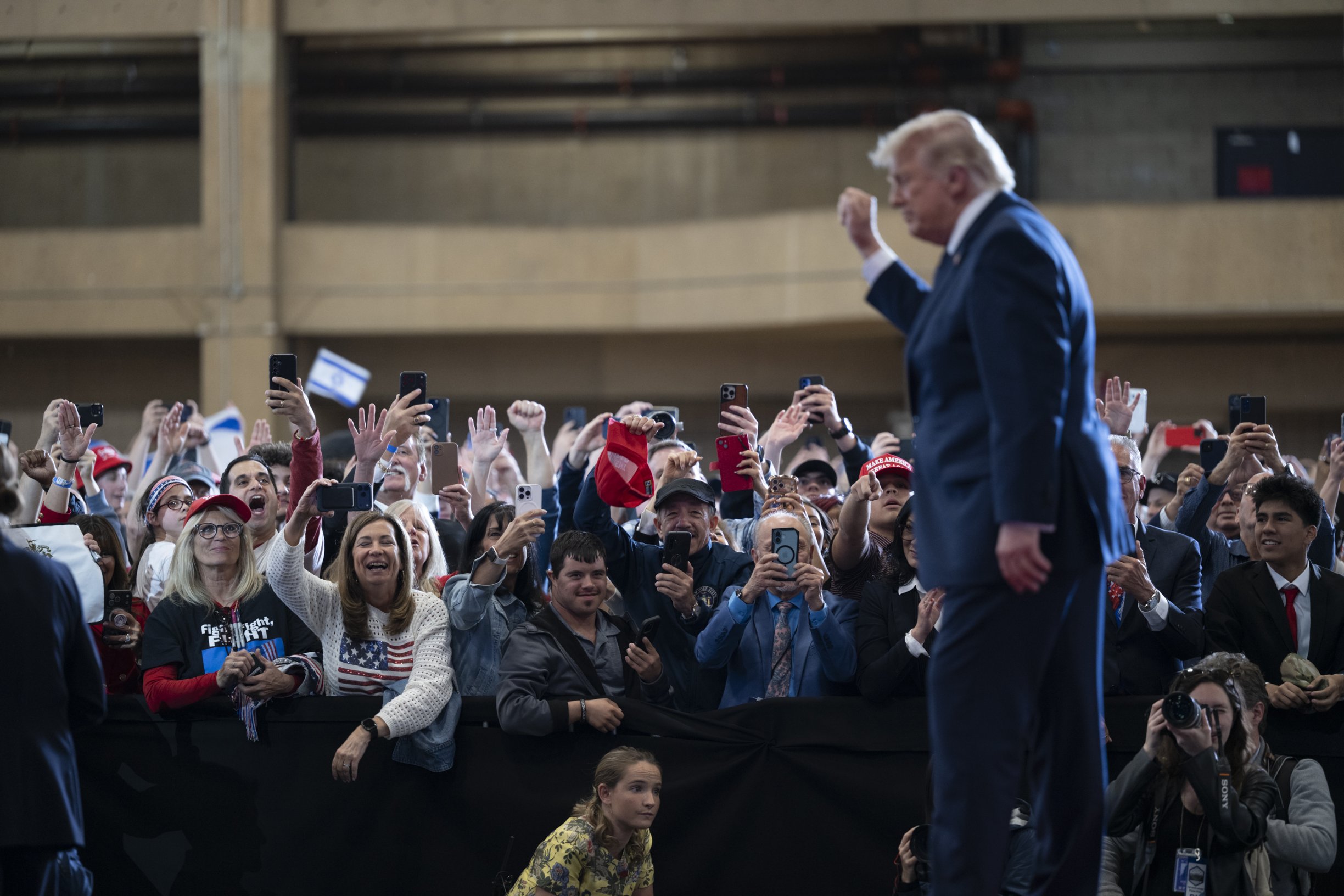 Straší vypálením Detroitu i transgenderovým mrzačením. Trump a Vance varují před vítězstvím demokratů. Trumpův svět (646. den)