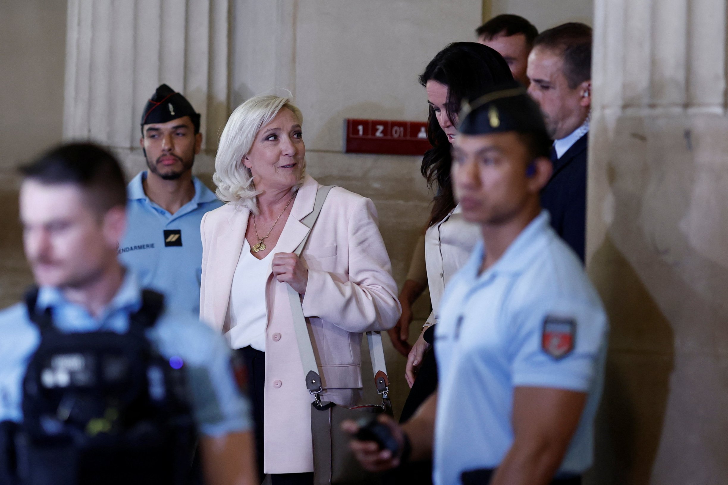 Soud vrátil Le Pen do hry o prezidentskou funkci. Kampaň ale povede s hlídacím náramkem