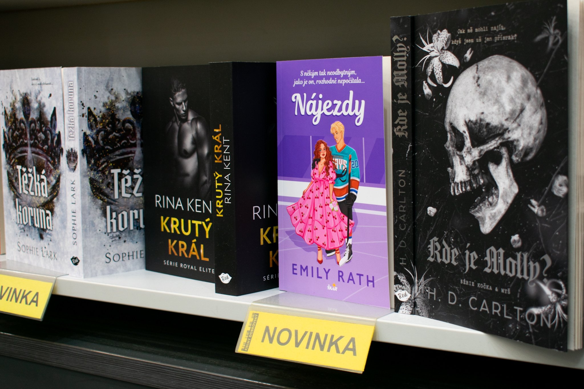 Soudit knihu podle obalu se nevyplácí. Jak se z knihkupectví stala zóna pro děti nevhodná