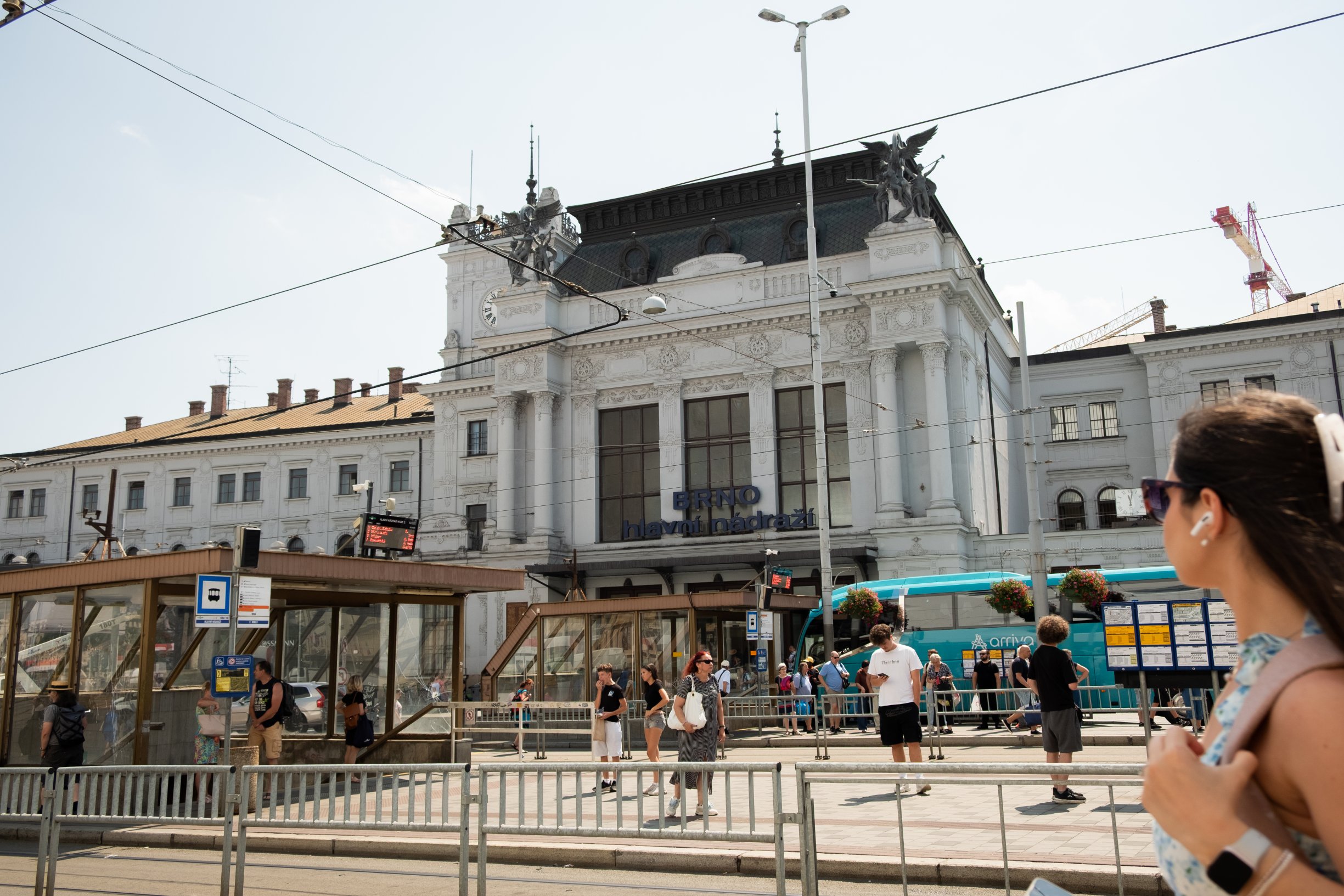 Léto plné zpoždění. Kterým vlakem mezi Prahou a Brnem jet, proč spoje nejezdí načas a kdy vám mohou vrátit jízdné?